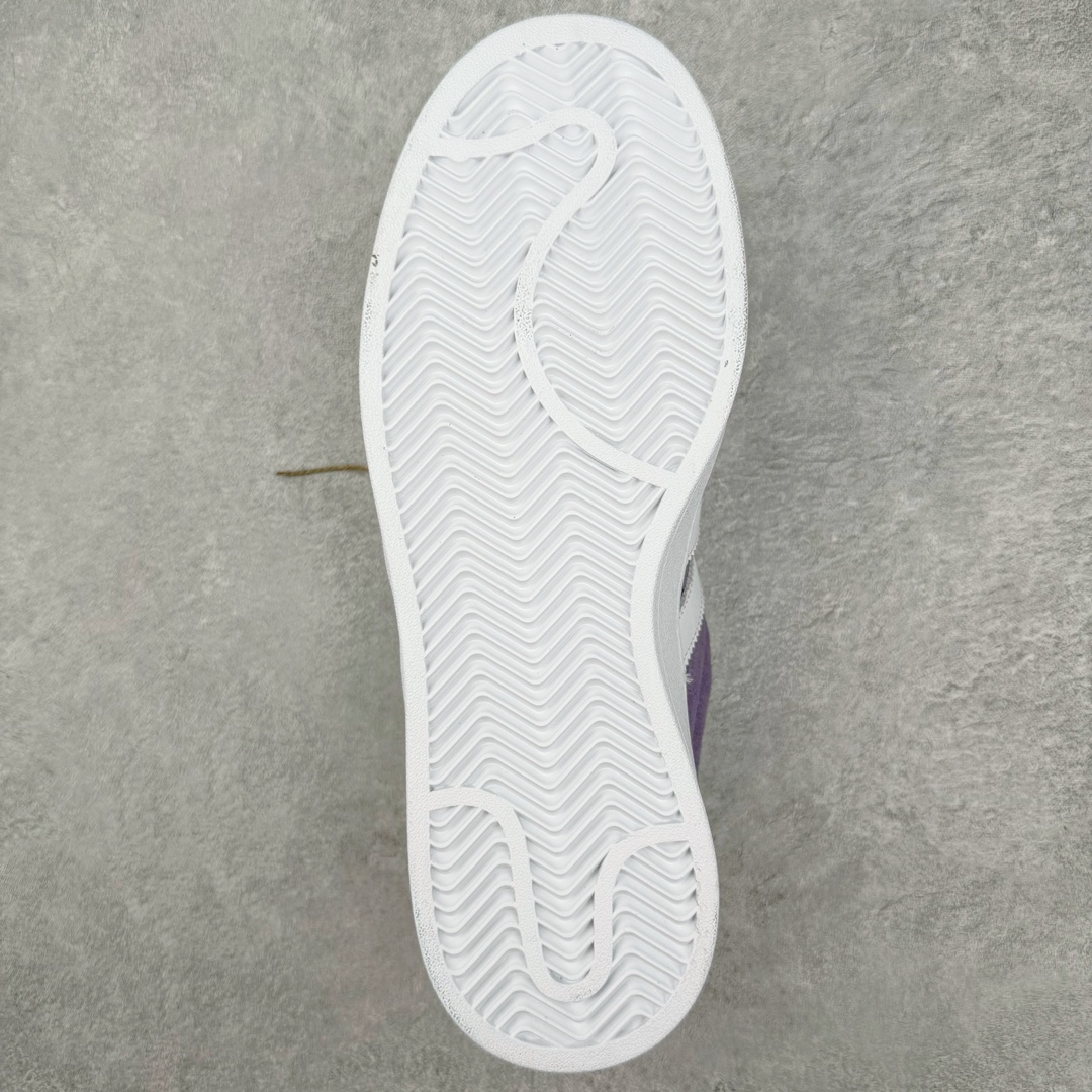 图片[9]-＃C版纯原 AD Originals Campus 00s 学院系列面包风经典复古低帮百搭休闲运动板鞋 ID7038 原鞋开发 正确版型 市面唯一全鞋采用原厂头层SD皮料 正确宽版鞋盒 清洁度完美 诠释最高工艺 这次 Originals 选择了以经典复古鞋型 Campus 为蓝本打造全新面包鞋 这款鞋型联名不断 冠希当年对它更是钟爱有加 论牌面丝毫不输贝壳头、Forum 等大热鞋型 这次 Campus 一改 80 年代的瘦长造型 鞋舌、鞋身、鞋底甚至细节都变大了 营造出千禧年前后流行的面包鞋宽大廓形 因此鞋名改为 Campus 00s 鞋身采用绒面皮料搭配白色常规皮革 质感上还是延续了经典 Campus 的设计 鞋舌填充更加饱满 让鞋款整体看起来更加圆润 搭配上这款浅蓝配色 「蓝胖子」造型真的很可爱 鞋舌还加入了与以往 Campus 不同的全新三叶草 Logo 令造型更具千禧气息 鞋带也采用了加宽的设计 如果你不喜欢 这次还附送了传统鞋带可以替换 鞋底采用了米黄做旧设计 凸显鞋款的复古年代感 除了清新可人的浅蓝配色 还有一款酷灰配色 造型更加硬朗复古 而且相比浅蓝配色更加耐脏 尺码：36 36⅔ 37⅓ 38 38⅔ 39⅓ 40 40⅔ 41⅓ 42 42⅔ 43⅓ 44 44 ⅓ 45-选品中心