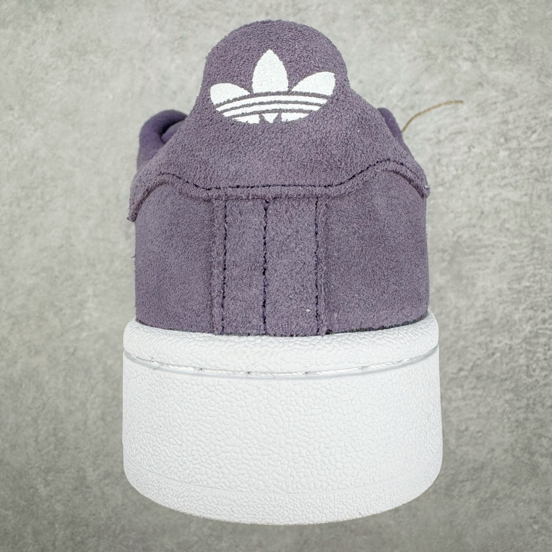 图片[8]-＃C版纯原 AD Originals Campus 00s 学院系列面包风经典复古低帮百搭休闲运动板鞋 ID7038 原鞋开发 正确版型 市面唯一全鞋采用原厂头层SD皮料 正确宽版鞋盒 清洁度完美 诠释最高工艺 这次 Originals 选择了以经典复古鞋型 Campus 为蓝本打造全新面包鞋 这款鞋型联名不断 冠希当年对它更是钟爱有加 论牌面丝毫不输贝壳头、Forum 等大热鞋型 这次 Campus 一改 80 年代的瘦长造型 鞋舌、鞋身、鞋底甚至细节都变大了 营造出千禧年前后流行的面包鞋宽大廓形 因此鞋名改为 Campus 00s 鞋身采用绒面皮料搭配白色常规皮革 质感上还是延续了经典 Campus 的设计 鞋舌填充更加饱满 让鞋款整体看起来更加圆润 搭配上这款浅蓝配色 「蓝胖子」造型真的很可爱 鞋舌还加入了与以往 Campus 不同的全新三叶草 Logo 令造型更具千禧气息 鞋带也采用了加宽的设计 如果你不喜欢 这次还附送了传统鞋带可以替换 鞋底采用了米黄做旧设计 凸显鞋款的复古年代感 除了清新可人的浅蓝配色 还有一款酷灰配色 造型更加硬朗复古 而且相比浅蓝配色更加耐脏 尺码：36 36⅔ 37⅓ 38 38⅔ 39⅓ 40 40⅔ 41⅓ 42 42⅔ 43⅓ 44 44 ⅓ 45-选品中心