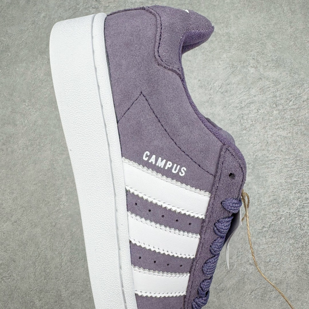 图片[6]-＃C版纯原 AD Originals Campus 00s 学院系列面包风经典复古低帮百搭休闲运动板鞋 ID7038 原鞋开发 正确版型 市面唯一全鞋采用原厂头层SD皮料 正确宽版鞋盒 清洁度完美 诠释最高工艺 这次 Originals 选择了以经典复古鞋型 Campus 为蓝本打造全新面包鞋 这款鞋型联名不断 冠希当年对它更是钟爱有加 论牌面丝毫不输贝壳头、Forum 等大热鞋型 这次 Campus 一改 80 年代的瘦长造型 鞋舌、鞋身、鞋底甚至细节都变大了 营造出千禧年前后流行的面包鞋宽大廓形 因此鞋名改为 Campus 00s 鞋身采用绒面皮料搭配白色常规皮革 质感上还是延续了经典 Campus 的设计 鞋舌填充更加饱满 让鞋款整体看起来更加圆润 搭配上这款浅蓝配色 「蓝胖子」造型真的很可爱 鞋舌还加入了与以往 Campus 不同的全新三叶草 Logo 令造型更具千禧气息 鞋带也采用了加宽的设计 如果你不喜欢 这次还附送了传统鞋带可以替换 鞋底采用了米黄做旧设计 凸显鞋款的复古年代感 除了清新可人的浅蓝配色 还有一款酷灰配色 造型更加硬朗复古 而且相比浅蓝配色更加耐脏 尺码：36 36⅔ 37⅓ 38 38⅔ 39⅓ 40 40⅔ 41⅓ 42 42⅔ 43⅓ 44 44 ⅓ 45-选品中心