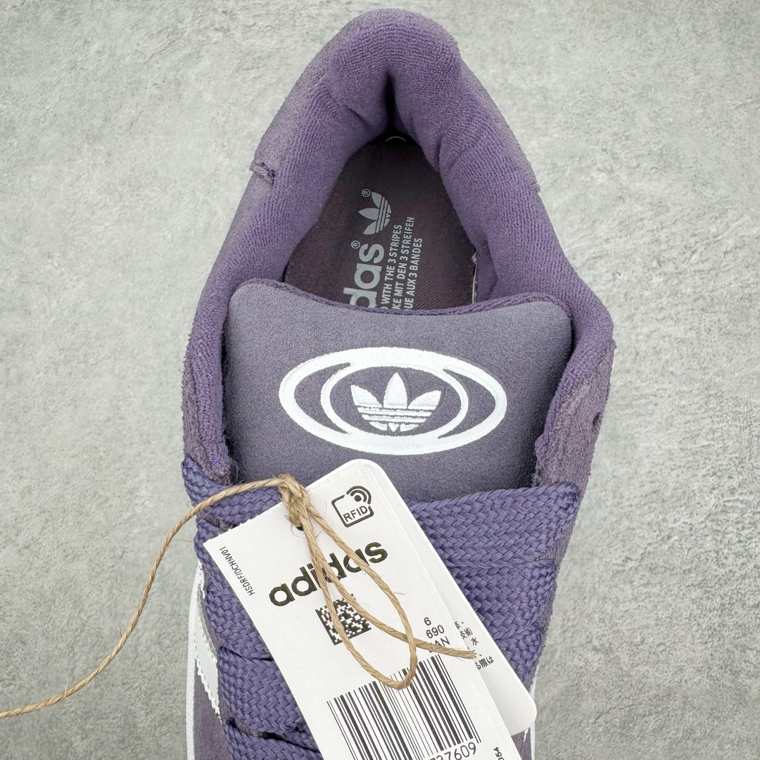 图片[5]-＃C版纯原 AD Originals Campus 00s 学院系列面包风经典复古低帮百搭休闲运动板鞋 ID7038 原鞋开发 正确版型 市面唯一全鞋采用原厂头层SD皮料 正确宽版鞋盒 清洁度完美 诠释最高工艺 这次 Originals 选择了以经典复古鞋型 Campus 为蓝本打造全新面包鞋 这款鞋型联名不断 冠希当年对它更是钟爱有加 论牌面丝毫不输贝壳头、Forum 等大热鞋型 这次 Campus 一改 80 年代的瘦长造型 鞋舌、鞋身、鞋底甚至细节都变大了 营造出千禧年前后流行的面包鞋宽大廓形 因此鞋名改为 Campus 00s 鞋身采用绒面皮料搭配白色常规皮革 质感上还是延续了经典 Campus 的设计 鞋舌填充更加饱满 让鞋款整体看起来更加圆润 搭配上这款浅蓝配色 「蓝胖子」造型真的很可爱 鞋舌还加入了与以往 Campus 不同的全新三叶草 Logo 令造型更具千禧气息 鞋带也采用了加宽的设计 如果你不喜欢 这次还附送了传统鞋带可以替换 鞋底采用了米黄做旧设计 凸显鞋款的复古年代感 除了清新可人的浅蓝配色 还有一款酷灰配色 造型更加硬朗复古 而且相比浅蓝配色更加耐脏 尺码：36 36⅔ 37⅓ 38 38⅔ 39⅓ 40 40⅔ 41⅓ 42 42⅔ 43⅓ 44 44 ⅓ 45-选品中心