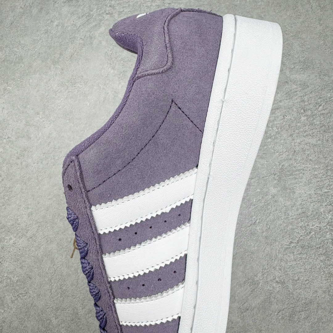 图片[7]-＃C版纯原 AD Originals Campus 00s 学院系列面包风经典复古低帮百搭休闲运动板鞋 ID7038 原鞋开发 正确版型 市面唯一全鞋采用原厂头层SD皮料 正确宽版鞋盒 清洁度完美 诠释最高工艺 这次 Originals 选择了以经典复古鞋型 Campus 为蓝本打造全新面包鞋 这款鞋型联名不断 冠希当年对它更是钟爱有加 论牌面丝毫不输贝壳头、Forum 等大热鞋型 这次 Campus 一改 80 年代的瘦长造型 鞋舌、鞋身、鞋底甚至细节都变大了 营造出千禧年前后流行的面包鞋宽大廓形 因此鞋名改为 Campus 00s 鞋身采用绒面皮料搭配白色常规皮革 质感上还是延续了经典 Campus 的设计 鞋舌填充更加饱满 让鞋款整体看起来更加圆润 搭配上这款浅蓝配色 「蓝胖子」造型真的很可爱 鞋舌还加入了与以往 Campus 不同的全新三叶草 Logo 令造型更具千禧气息 鞋带也采用了加宽的设计 如果你不喜欢 这次还附送了传统鞋带可以替换 鞋底采用了米黄做旧设计 凸显鞋款的复古年代感 除了清新可人的浅蓝配色 还有一款酷灰配色 造型更加硬朗复古 而且相比浅蓝配色更加耐脏 尺码：36 36⅔ 37⅓ 38 38⅔ 39⅓ 40 40⅔ 41⅓ 42 42⅔ 43⅓ 44 44 ⅓ 45-选品中心