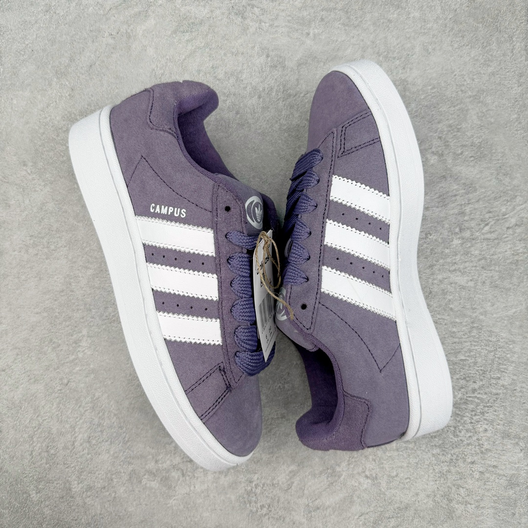 图片[3]-＃C版纯原 AD Originals Campus 00s 学院系列面包风经典复古低帮百搭休闲运动板鞋 ID7038 原鞋开发 正确版型 市面唯一全鞋采用原厂头层SD皮料 正确宽版鞋盒 清洁度完美 诠释最高工艺 这次 Originals 选择了以经典复古鞋型 Campus 为蓝本打造全新面包鞋 这款鞋型联名不断 冠希当年对它更是钟爱有加 论牌面丝毫不输贝壳头、Forum 等大热鞋型 这次 Campus 一改 80 年代的瘦长造型 鞋舌、鞋身、鞋底甚至细节都变大了 营造出千禧年前后流行的面包鞋宽大廓形 因此鞋名改为 Campus 00s 鞋身采用绒面皮料搭配白色常规皮革 质感上还是延续了经典 Campus 的设计 鞋舌填充更加饱满 让鞋款整体看起来更加圆润 搭配上这款浅蓝配色 「蓝胖子」造型真的很可爱 鞋舌还加入了与以往 Campus 不同的全新三叶草 Logo 令造型更具千禧气息 鞋带也采用了加宽的设计 如果你不喜欢 这次还附送了传统鞋带可以替换 鞋底采用了米黄做旧设计 凸显鞋款的复古年代感 除了清新可人的浅蓝配色 还有一款酷灰配色 造型更加硬朗复古 而且相比浅蓝配色更加耐脏 尺码：36 36⅔ 37⅓ 38 38⅔ 39⅓ 40 40⅔ 41⅓ 42 42⅔ 43⅓ 44 44 ⅓ 45-选品中心