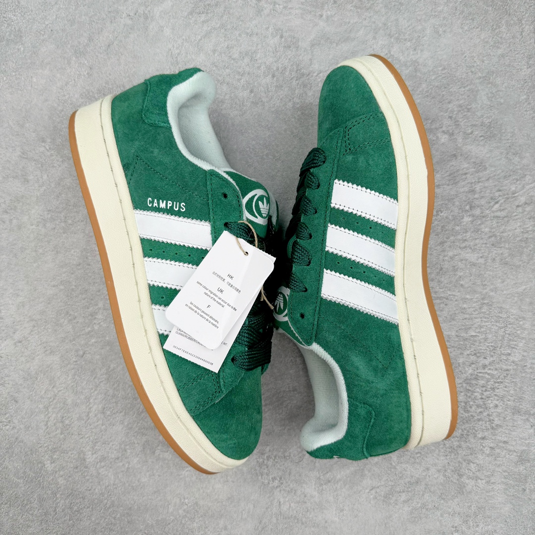 图片[3]-＃C版纯原 AD Originals Campus 00s 学院系列面包风经典复古低帮百搭休闲运动板鞋 HO3472 原鞋开发 正确版型 市面唯一全鞋采用原厂头层SD皮料 正确宽版鞋盒 清洁度完美 诠释最高工艺 这次 Originals 选择了以经典复古鞋型 Campus 为蓝本打造全新面包鞋 这款鞋型联名不断 冠希当年对它更是钟爱有加 论牌面丝毫不输贝壳头、Forum 等大热鞋型 这次 Campus 一改 80 年代的瘦长造型 鞋舌、鞋身、鞋底甚至细节都变大了 营造出千禧年前后流行的面包鞋宽大廓形 因此鞋名改为 Campus 00s 鞋身采用绒面皮料搭配白色常规皮革 质感上还是延续了经典 Campus 的设计 鞋舌填充更加饱满 让鞋款整体看起来更加圆润 搭配上这款浅蓝配色 「蓝胖子」造型真的很可爱 鞋舌还加入了与以往 Campus 不同的全新三叶草 Logo 令造型更具千禧气息 鞋带也采用了加宽的设计 如果你不喜欢 这次还附送了传统鞋带可以替换 鞋底采用了米黄做旧设计 凸显鞋款的复古年代感 除了清新可人的浅蓝配色 还有一款酷灰配色 造型更加硬朗复古 而且相比浅蓝配色更加耐脏 尺码：36 36⅔ 37⅓ 38 38⅔ 39⅓ 40 40⅔ 41⅓ 42 42⅔ 43⅓ 44 44 ⅓ 45-选品中心