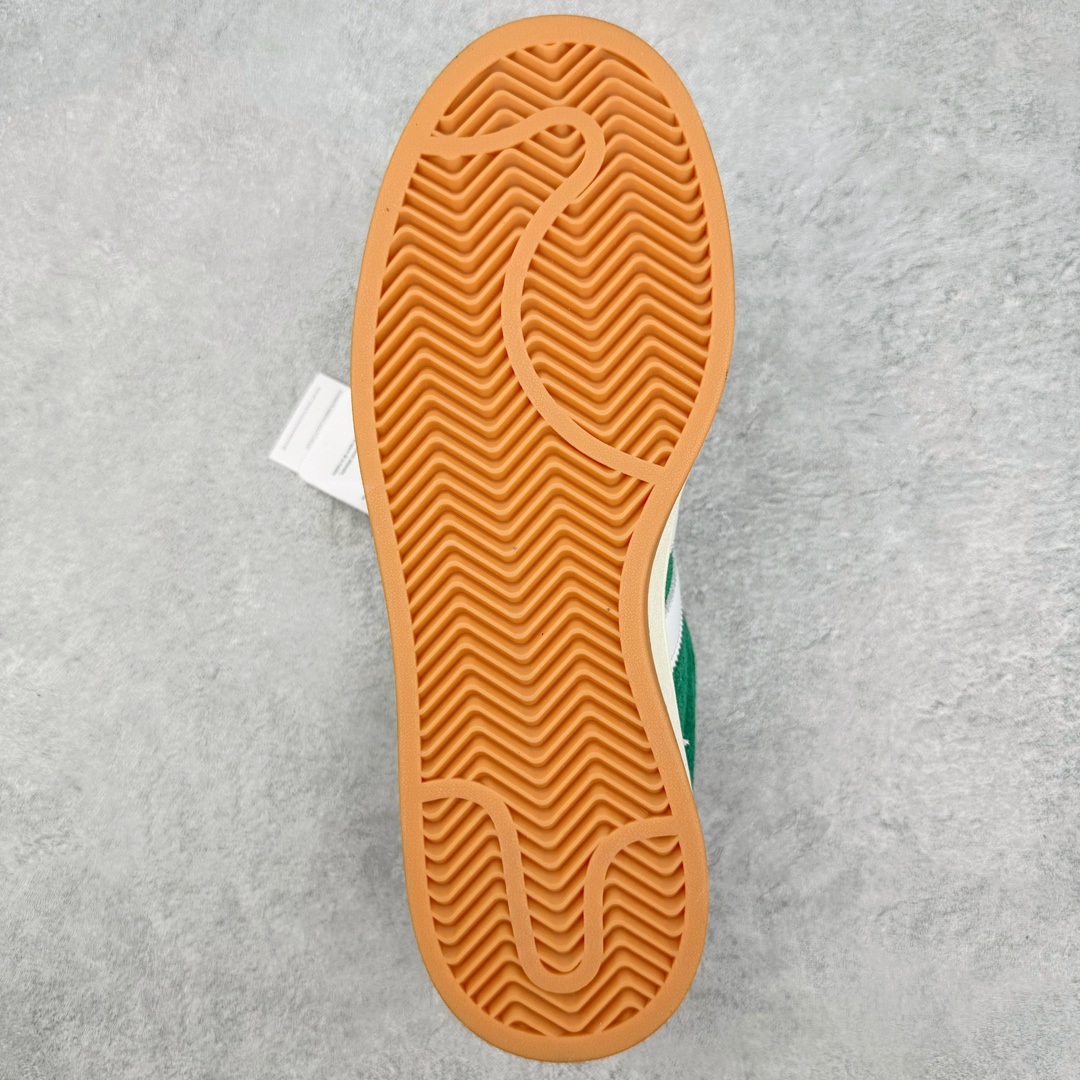 图片[9]-＃C版纯原 AD Originals Campus 00s 学院系列面包风经典复古低帮百搭休闲运动板鞋 HO3472 原鞋开发 正确版型 市面唯一全鞋采用原厂头层SD皮料 正确宽版鞋盒 清洁度完美 诠释最高工艺 这次 Originals 选择了以经典复古鞋型 Campus 为蓝本打造全新面包鞋 这款鞋型联名不断 冠希当年对它更是钟爱有加 论牌面丝毫不输贝壳头、Forum 等大热鞋型 这次 Campus 一改 80 年代的瘦长造型 鞋舌、鞋身、鞋底甚至细节都变大了 营造出千禧年前后流行的面包鞋宽大廓形 因此鞋名改为 Campus 00s 鞋身采用绒面皮料搭配白色常规皮革 质感上还是延续了经典 Campus 的设计 鞋舌填充更加饱满 让鞋款整体看起来更加圆润 搭配上这款浅蓝配色 「蓝胖子」造型真的很可爱 鞋舌还加入了与以往 Campus 不同的全新三叶草 Logo 令造型更具千禧气息 鞋带也采用了加宽的设计 如果你不喜欢 这次还附送了传统鞋带可以替换 鞋底采用了米黄做旧设计 凸显鞋款的复古年代感 除了清新可人的浅蓝配色 还有一款酷灰配色 造型更加硬朗复古 而且相比浅蓝配色更加耐脏 尺码：36 36⅔ 37⅓ 38 38⅔ 39⅓ 40 40⅔ 41⅓ 42 42⅔ 43⅓ 44 44 ⅓ 45-选品中心