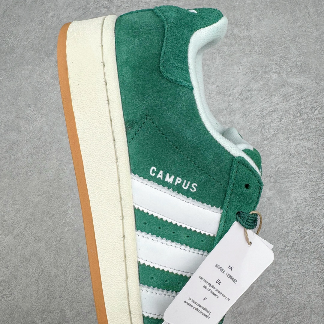 图片[6]-＃C版纯原 AD Originals Campus 00s 学院系列面包风经典复古低帮百搭休闲运动板鞋 HO3472 原鞋开发 正确版型 市面唯一全鞋采用原厂头层SD皮料 正确宽版鞋盒 清洁度完美 诠释最高工艺 这次 Originals 选择了以经典复古鞋型 Campus 为蓝本打造全新面包鞋 这款鞋型联名不断 冠希当年对它更是钟爱有加 论牌面丝毫不输贝壳头、Forum 等大热鞋型 这次 Campus 一改 80 年代的瘦长造型 鞋舌、鞋身、鞋底甚至细节都变大了 营造出千禧年前后流行的面包鞋宽大廓形 因此鞋名改为 Campus 00s 鞋身采用绒面皮料搭配白色常规皮革 质感上还是延续了经典 Campus 的设计 鞋舌填充更加饱满 让鞋款整体看起来更加圆润 搭配上这款浅蓝配色 「蓝胖子」造型真的很可爱 鞋舌还加入了与以往 Campus 不同的全新三叶草 Logo 令造型更具千禧气息 鞋带也采用了加宽的设计 如果你不喜欢 这次还附送了传统鞋带可以替换 鞋底采用了米黄做旧设计 凸显鞋款的复古年代感 除了清新可人的浅蓝配色 还有一款酷灰配色 造型更加硬朗复古 而且相比浅蓝配色更加耐脏 尺码：36 36⅔ 37⅓ 38 38⅔ 39⅓ 40 40⅔ 41⅓ 42 42⅔ 43⅓ 44 44 ⅓ 45-选品中心