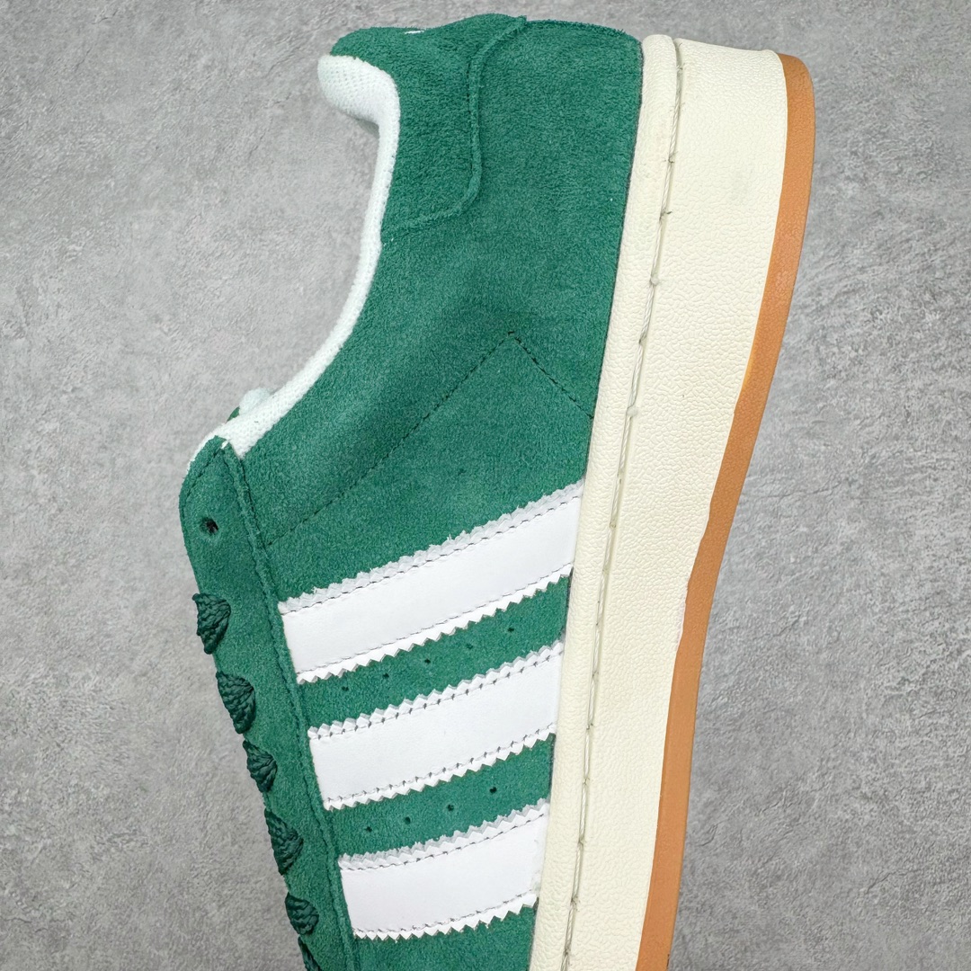 图片[7]-＃C版纯原 AD Originals Campus 00s 学院系列面包风经典复古低帮百搭休闲运动板鞋 HO3472 原鞋开发 正确版型 市面唯一全鞋采用原厂头层SD皮料 正确宽版鞋盒 清洁度完美 诠释最高工艺 这次 Originals 选择了以经典复古鞋型 Campus 为蓝本打造全新面包鞋 这款鞋型联名不断 冠希当年对它更是钟爱有加 论牌面丝毫不输贝壳头、Forum 等大热鞋型 这次 Campus 一改 80 年代的瘦长造型 鞋舌、鞋身、鞋底甚至细节都变大了 营造出千禧年前后流行的面包鞋宽大廓形 因此鞋名改为 Campus 00s 鞋身采用绒面皮料搭配白色常规皮革 质感上还是延续了经典 Campus 的设计 鞋舌填充更加饱满 让鞋款整体看起来更加圆润 搭配上这款浅蓝配色 「蓝胖子」造型真的很可爱 鞋舌还加入了与以往 Campus 不同的全新三叶草 Logo 令造型更具千禧气息 鞋带也采用了加宽的设计 如果你不喜欢 这次还附送了传统鞋带可以替换 鞋底采用了米黄做旧设计 凸显鞋款的复古年代感 除了清新可人的浅蓝配色 还有一款酷灰配色 造型更加硬朗复古 而且相比浅蓝配色更加耐脏 尺码：36 36⅔ 37⅓ 38 38⅔ 39⅓ 40 40⅔ 41⅓ 42 42⅔ 43⅓ 44 44 ⅓ 45-选品中心