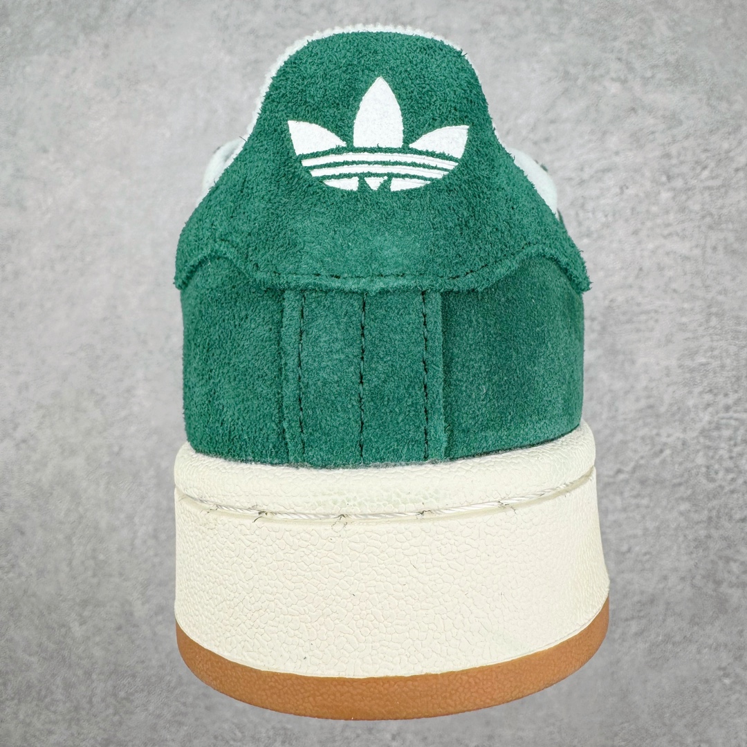 图片[8]-＃C版纯原 AD Originals Campus 00s 学院系列面包风经典复古低帮百搭休闲运动板鞋 HO3472 原鞋开发 正确版型 市面唯一全鞋采用原厂头层SD皮料 正确宽版鞋盒 清洁度完美 诠释最高工艺 这次 Originals 选择了以经典复古鞋型 Campus 为蓝本打造全新面包鞋 这款鞋型联名不断 冠希当年对它更是钟爱有加 论牌面丝毫不输贝壳头、Forum 等大热鞋型 这次 Campus 一改 80 年代的瘦长造型 鞋舌、鞋身、鞋底甚至细节都变大了 营造出千禧年前后流行的面包鞋宽大廓形 因此鞋名改为 Campus 00s 鞋身采用绒面皮料搭配白色常规皮革 质感上还是延续了经典 Campus 的设计 鞋舌填充更加饱满 让鞋款整体看起来更加圆润 搭配上这款浅蓝配色 「蓝胖子」造型真的很可爱 鞋舌还加入了与以往 Campus 不同的全新三叶草 Logo 令造型更具千禧气息 鞋带也采用了加宽的设计 如果你不喜欢 这次还附送了传统鞋带可以替换 鞋底采用了米黄做旧设计 凸显鞋款的复古年代感 除了清新可人的浅蓝配色 还有一款酷灰配色 造型更加硬朗复古 而且相比浅蓝配色更加耐脏 尺码：36 36⅔ 37⅓ 38 38⅔ 39⅓ 40 40⅔ 41⅓ 42 42⅔ 43⅓ 44 44 ⅓ 45-选品中心