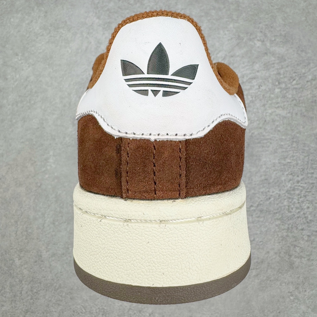图片[8]-＃C版纯原 AD Originals Campus 00s 学院系列面包风经典复古低帮百搭休闲运动板鞋 GY6433 原鞋开发 正确版型 市面唯一全鞋采用原厂头层SD皮料 正确宽版鞋盒 清洁度完美 诠释最高工艺 这次 Originals 选择了以经典复古鞋型 Campus 为蓝本打造全新面包鞋 这款鞋型联名不断 冠希当年对它更是钟爱有加 论牌面丝毫不输贝壳头、Forum 等大热鞋型 这次 Campus 一改 80 年代的瘦长造型 鞋舌、鞋身、鞋底甚至细节都变大了 营造出千禧年前后流行的面包鞋宽大廓形 因此鞋名改为 Campus 00s 鞋身采用绒面皮料搭配白色常规皮革 质感上还是延续了经典 Campus 的设计 鞋舌填充更加饱满 让鞋款整体看起来更加圆润 搭配上这款浅蓝配色 「蓝胖子」造型真的很可爱 鞋舌还加入了与以往 Campus 不同的全新三叶草 Logo 令造型更具千禧气息 鞋带也采用了加宽的设计 如果你不喜欢 这次还附送了传统鞋带可以替换 鞋底采用了米黄做旧设计 凸显鞋款的复古年代感 除了清新可人的浅蓝配色 还有一款酷灰配色 造型更加硬朗复古 而且相比浅蓝配色更加耐脏 尺码：36 36⅔ 37⅓ 38 38⅔ 39⅓ 40 40⅔ 41⅓ 42 42⅔ 43⅓ 44 44 ⅓ 45-选品中心