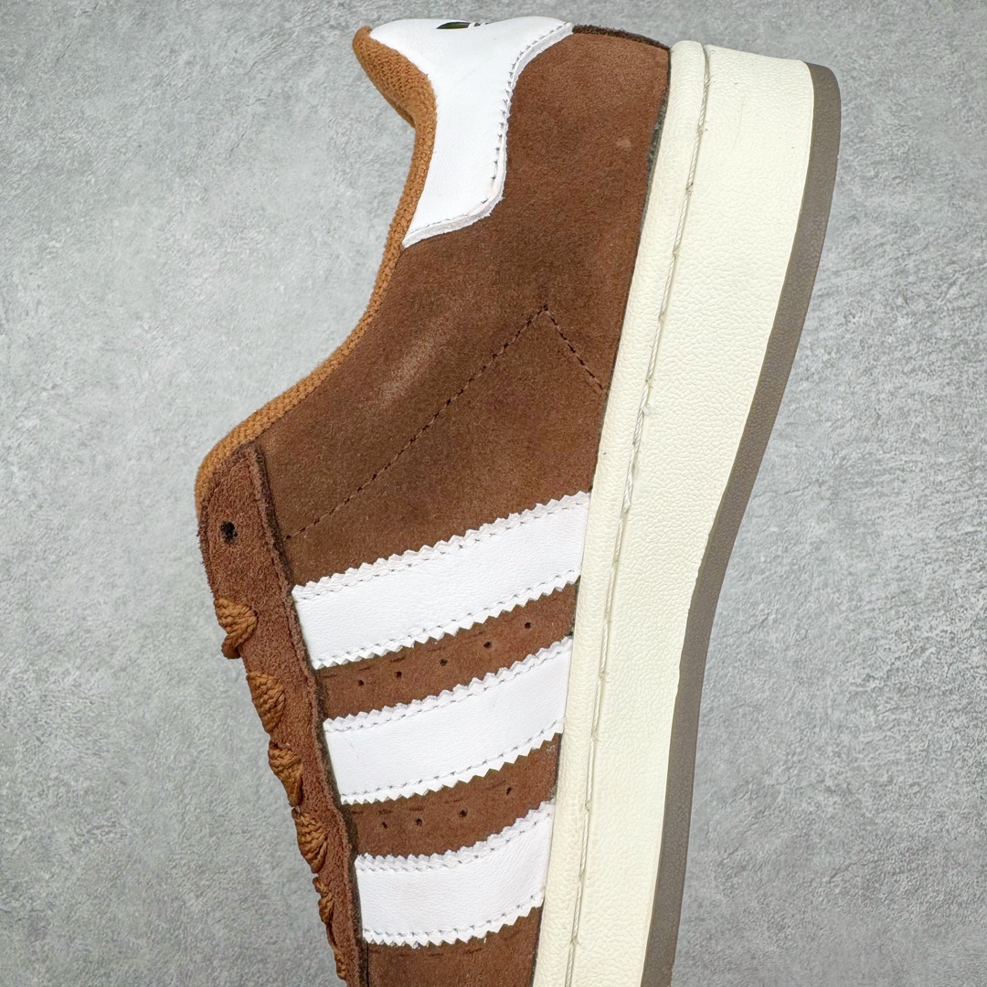 图片[7]-＃C版纯原 AD Originals Campus 00s 学院系列面包风经典复古低帮百搭休闲运动板鞋 GY6433 原鞋开发 正确版型 市面唯一全鞋采用原厂头层SD皮料 正确宽版鞋盒 清洁度完美 诠释最高工艺 这次 Originals 选择了以经典复古鞋型 Campus 为蓝本打造全新面包鞋 这款鞋型联名不断 冠希当年对它更是钟爱有加 论牌面丝毫不输贝壳头、Forum 等大热鞋型 这次 Campus 一改 80 年代的瘦长造型 鞋舌、鞋身、鞋底甚至细节都变大了 营造出千禧年前后流行的面包鞋宽大廓形 因此鞋名改为 Campus 00s 鞋身采用绒面皮料搭配白色常规皮革 质感上还是延续了经典 Campus 的设计 鞋舌填充更加饱满 让鞋款整体看起来更加圆润 搭配上这款浅蓝配色 「蓝胖子」造型真的很可爱 鞋舌还加入了与以往 Campus 不同的全新三叶草 Logo 令造型更具千禧气息 鞋带也采用了加宽的设计 如果你不喜欢 这次还附送了传统鞋带可以替换 鞋底采用了米黄做旧设计 凸显鞋款的复古年代感 除了清新可人的浅蓝配色 还有一款酷灰配色 造型更加硬朗复古 而且相比浅蓝配色更加耐脏 尺码：36 36⅔ 37⅓ 38 38⅔ 39⅓ 40 40⅔ 41⅓ 42 42⅔ 43⅓ 44 44 ⅓ 45-选品中心