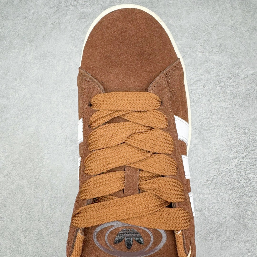 图片[4]-＃C版纯原 AD Originals Campus 00s 学院系列面包风经典复古低帮百搭休闲运动板鞋 GY6433 原鞋开发 正确版型 市面唯一全鞋采用原厂头层SD皮料 正确宽版鞋盒 清洁度完美 诠释最高工艺 这次 Originals 选择了以经典复古鞋型 Campus 为蓝本打造全新面包鞋 这款鞋型联名不断 冠希当年对它更是钟爱有加 论牌面丝毫不输贝壳头、Forum 等大热鞋型 这次 Campus 一改 80 年代的瘦长造型 鞋舌、鞋身、鞋底甚至细节都变大了 营造出千禧年前后流行的面包鞋宽大廓形 因此鞋名改为 Campus 00s 鞋身采用绒面皮料搭配白色常规皮革 质感上还是延续了经典 Campus 的设计 鞋舌填充更加饱满 让鞋款整体看起来更加圆润 搭配上这款浅蓝配色 「蓝胖子」造型真的很可爱 鞋舌还加入了与以往 Campus 不同的全新三叶草 Logo 令造型更具千禧气息 鞋带也采用了加宽的设计 如果你不喜欢 这次还附送了传统鞋带可以替换 鞋底采用了米黄做旧设计 凸显鞋款的复古年代感 除了清新可人的浅蓝配色 还有一款酷灰配色 造型更加硬朗复古 而且相比浅蓝配色更加耐脏 尺码：36 36⅔ 37⅓ 38 38⅔ 39⅓ 40 40⅔ 41⅓ 42 42⅔ 43⅓ 44 44 ⅓ 45-选品中心