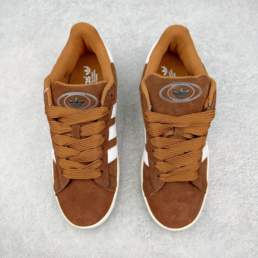 图片[2]-＃C版纯原 AD Originals Campus 00s 学院系列面包风经典复古低帮百搭休闲运动板鞋 GY6433 原鞋开发 正确版型 市面唯一全鞋采用原厂头层SD皮料 正确宽版鞋盒 清洁度完美 诠释最高工艺 这次 Originals 选择了以经典复古鞋型 Campus 为蓝本打造全新面包鞋 这款鞋型联名不断 冠希当年对它更是钟爱有加 论牌面丝毫不输贝壳头、Forum 等大热鞋型 这次 Campus 一改 80 年代的瘦长造型 鞋舌、鞋身、鞋底甚至细节都变大了 营造出千禧年前后流行的面包鞋宽大廓形 因此鞋名改为 Campus 00s 鞋身采用绒面皮料搭配白色常规皮革 质感上还是延续了经典 Campus 的设计 鞋舌填充更加饱满 让鞋款整体看起来更加圆润 搭配上这款浅蓝配色 「蓝胖子」造型真的很可爱 鞋舌还加入了与以往 Campus 不同的全新三叶草 Logo 令造型更具千禧气息 鞋带也采用了加宽的设计 如果你不喜欢 这次还附送了传统鞋带可以替换 鞋底采用了米黄做旧设计 凸显鞋款的复古年代感 除了清新可人的浅蓝配色 还有一款酷灰配色 造型更加硬朗复古 而且相比浅蓝配色更加耐脏 尺码：36 36⅔ 37⅓ 38 38⅔ 39⅓ 40 40⅔ 41⅓ 42 42⅔ 43⅓ 44 44 ⅓ 45-选品中心