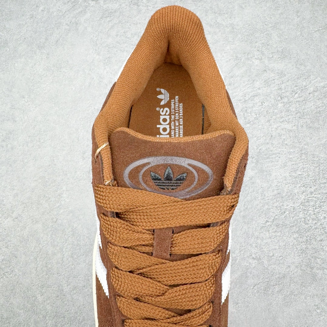 图片[5]-＃C版纯原 AD Originals Campus 00s 学院系列面包风经典复古低帮百搭休闲运动板鞋 GY6433 原鞋开发 正确版型 市面唯一全鞋采用原厂头层SD皮料 正确宽版鞋盒 清洁度完美 诠释最高工艺 这次 Originals 选择了以经典复古鞋型 Campus 为蓝本打造全新面包鞋 这款鞋型联名不断 冠希当年对它更是钟爱有加 论牌面丝毫不输贝壳头、Forum 等大热鞋型 这次 Campus 一改 80 年代的瘦长造型 鞋舌、鞋身、鞋底甚至细节都变大了 营造出千禧年前后流行的面包鞋宽大廓形 因此鞋名改为 Campus 00s 鞋身采用绒面皮料搭配白色常规皮革 质感上还是延续了经典 Campus 的设计 鞋舌填充更加饱满 让鞋款整体看起来更加圆润 搭配上这款浅蓝配色 「蓝胖子」造型真的很可爱 鞋舌还加入了与以往 Campus 不同的全新三叶草 Logo 令造型更具千禧气息 鞋带也采用了加宽的设计 如果你不喜欢 这次还附送了传统鞋带可以替换 鞋底采用了米黄做旧设计 凸显鞋款的复古年代感 除了清新可人的浅蓝配色 还有一款酷灰配色 造型更加硬朗复古 而且相比浅蓝配色更加耐脏 尺码：36 36⅔ 37⅓ 38 38⅔ 39⅓ 40 40⅔ 41⅓ 42 42⅔ 43⅓ 44 44 ⅓ 45-选品中心