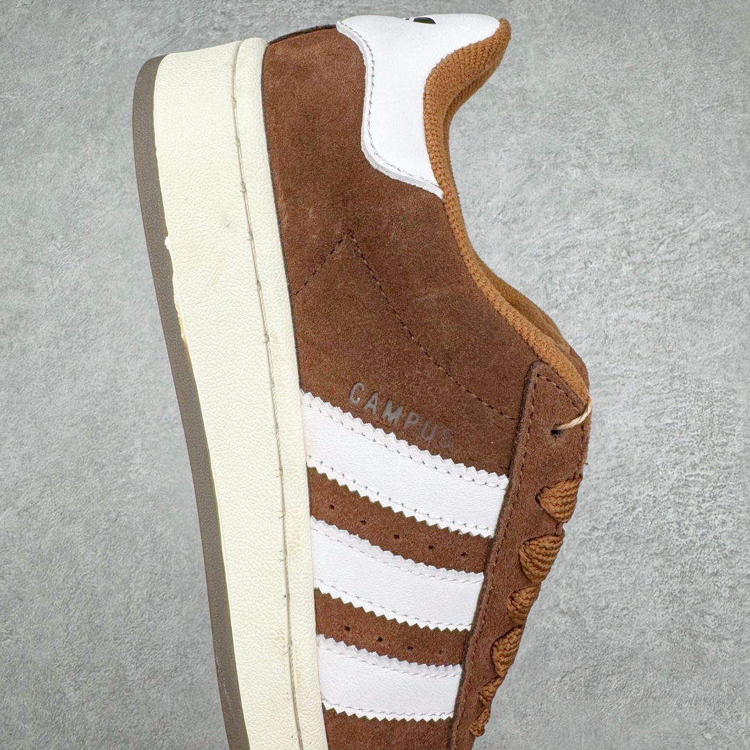 图片[6]-＃C版纯原 AD Originals Campus 00s 学院系列面包风经典复古低帮百搭休闲运动板鞋 GY6433 原鞋开发 正确版型 市面唯一全鞋采用原厂头层SD皮料 正确宽版鞋盒 清洁度完美 诠释最高工艺 这次 Originals 选择了以经典复古鞋型 Campus 为蓝本打造全新面包鞋 这款鞋型联名不断 冠希当年对它更是钟爱有加 论牌面丝毫不输贝壳头、Forum 等大热鞋型 这次 Campus 一改 80 年代的瘦长造型 鞋舌、鞋身、鞋底甚至细节都变大了 营造出千禧年前后流行的面包鞋宽大廓形 因此鞋名改为 Campus 00s 鞋身采用绒面皮料搭配白色常规皮革 质感上还是延续了经典 Campus 的设计 鞋舌填充更加饱满 让鞋款整体看起来更加圆润 搭配上这款浅蓝配色 「蓝胖子」造型真的很可爱 鞋舌还加入了与以往 Campus 不同的全新三叶草 Logo 令造型更具千禧气息 鞋带也采用了加宽的设计 如果你不喜欢 这次还附送了传统鞋带可以替换 鞋底采用了米黄做旧设计 凸显鞋款的复古年代感 除了清新可人的浅蓝配色 还有一款酷灰配色 造型更加硬朗复古 而且相比浅蓝配色更加耐脏 尺码：36 36⅔ 37⅓ 38 38⅔ 39⅓ 40 40⅔ 41⅓ 42 42⅔ 43⅓ 44 44 ⅓ 45-选品中心