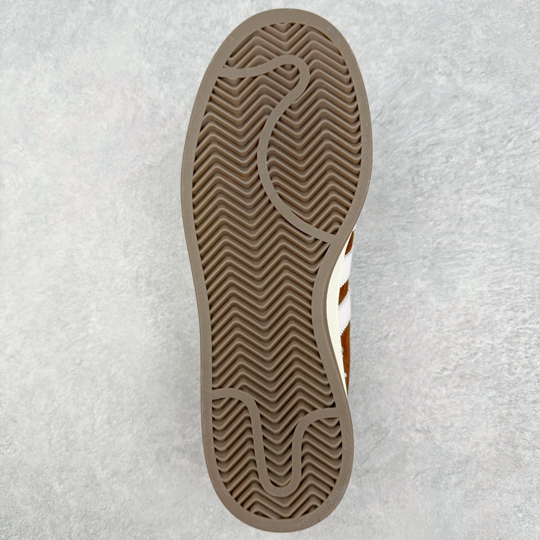 图片[9]-＃C版纯原 AD Originals Campus 00s 学院系列面包风经典复古低帮百搭休闲运动板鞋 GY6433 原鞋开发 正确版型 市面唯一全鞋采用原厂头层SD皮料 正确宽版鞋盒 清洁度完美 诠释最高工艺 这次 Originals 选择了以经典复古鞋型 Campus 为蓝本打造全新面包鞋 这款鞋型联名不断 冠希当年对它更是钟爱有加 论牌面丝毫不输贝壳头、Forum 等大热鞋型 这次 Campus 一改 80 年代的瘦长造型 鞋舌、鞋身、鞋底甚至细节都变大了 营造出千禧年前后流行的面包鞋宽大廓形 因此鞋名改为 Campus 00s 鞋身采用绒面皮料搭配白色常规皮革 质感上还是延续了经典 Campus 的设计 鞋舌填充更加饱满 让鞋款整体看起来更加圆润 搭配上这款浅蓝配色 「蓝胖子」造型真的很可爱 鞋舌还加入了与以往 Campus 不同的全新三叶草 Logo 令造型更具千禧气息 鞋带也采用了加宽的设计 如果你不喜欢 这次还附送了传统鞋带可以替换 鞋底采用了米黄做旧设计 凸显鞋款的复古年代感 除了清新可人的浅蓝配色 还有一款酷灰配色 造型更加硬朗复古 而且相比浅蓝配色更加耐脏 尺码：36 36⅔ 37⅓ 38 38⅔ 39⅓ 40 40⅔ 41⅓ 42 42⅔ 43⅓ 44 44 ⅓ 45-选品中心