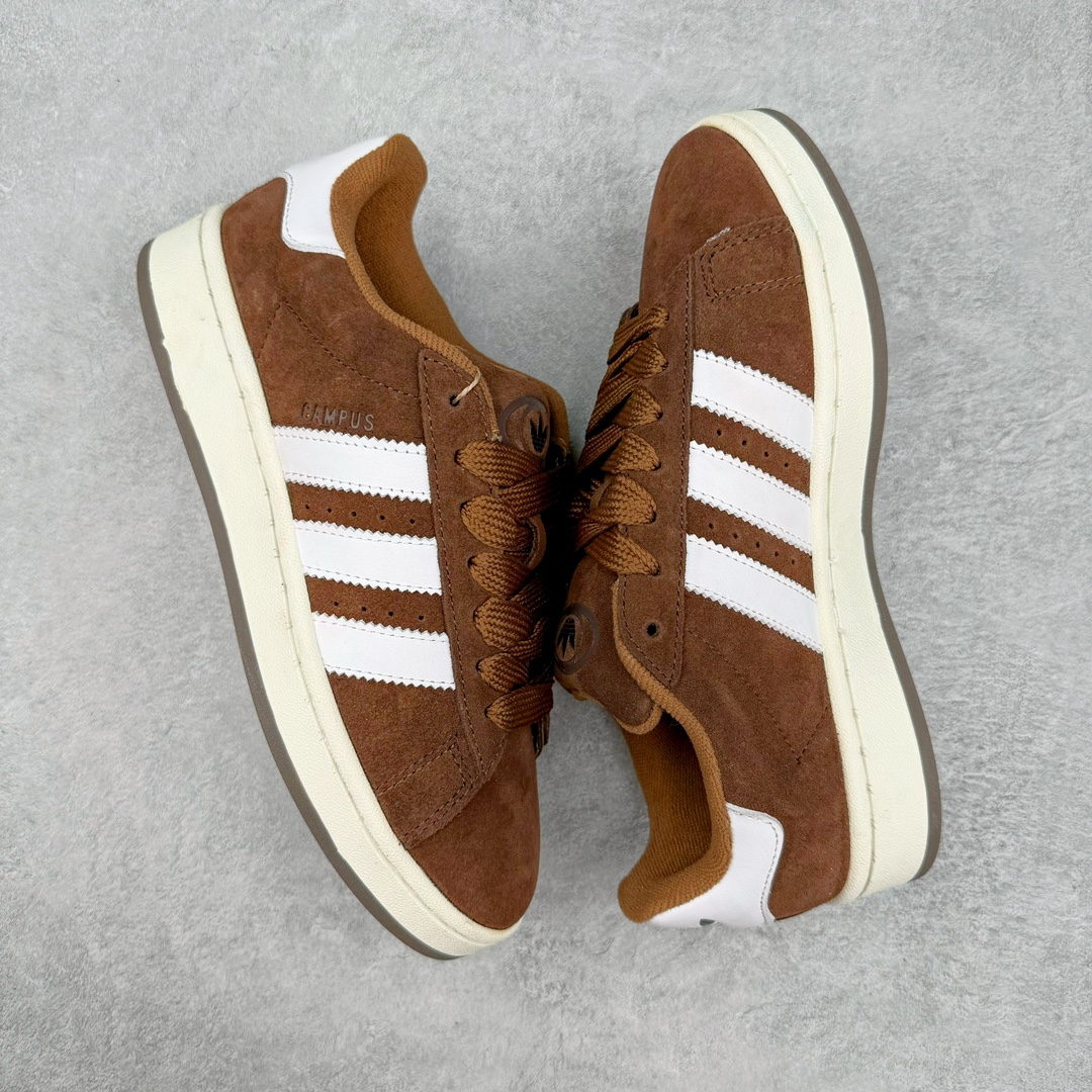 图片[3]-＃C版纯原 AD Originals Campus 00s 学院系列面包风经典复古低帮百搭休闲运动板鞋 GY6433 原鞋开发 正确版型 市面唯一全鞋采用原厂头层SD皮料 正确宽版鞋盒 清洁度完美 诠释最高工艺 这次 Originals 选择了以经典复古鞋型 Campus 为蓝本打造全新面包鞋 这款鞋型联名不断 冠希当年对它更是钟爱有加 论牌面丝毫不输贝壳头、Forum 等大热鞋型 这次 Campus 一改 80 年代的瘦长造型 鞋舌、鞋身、鞋底甚至细节都变大了 营造出千禧年前后流行的面包鞋宽大廓形 因此鞋名改为 Campus 00s 鞋身采用绒面皮料搭配白色常规皮革 质感上还是延续了经典 Campus 的设计 鞋舌填充更加饱满 让鞋款整体看起来更加圆润 搭配上这款浅蓝配色 「蓝胖子」造型真的很可爱 鞋舌还加入了与以往 Campus 不同的全新三叶草 Logo 令造型更具千禧气息 鞋带也采用了加宽的设计 如果你不喜欢 这次还附送了传统鞋带可以替换 鞋底采用了米黄做旧设计 凸显鞋款的复古年代感 除了清新可人的浅蓝配色 还有一款酷灰配色 造型更加硬朗复古 而且相比浅蓝配色更加耐脏 尺码：36 36⅔ 37⅓ 38 38⅔ 39⅓ 40 40⅔ 41⅓ 42 42⅔ 43⅓ 44 44 ⅓ 45-选品中心