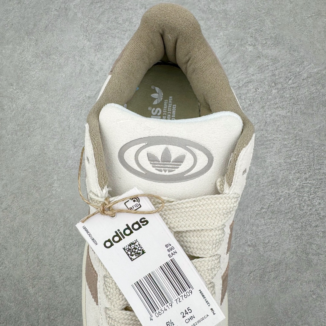 图片[5]-＃C版纯原 AD Originals Campus 00s 学院系列面包风经典复古低帮百搭休闲运动板鞋 IG5996 原鞋开发 正确版型 市面唯一全鞋采用原厂头层SD皮料 正确宽版鞋盒 清洁度完美 诠释最高工艺 这次 Originals 选择了以经典复古鞋型 Campus 为蓝本打造全新面包鞋 这款鞋型联名不断 冠希当年对它更是钟爱有加 论牌面丝毫不输贝壳头、Forum 等大热鞋型 这次 Campus 一改 80 年代的瘦长造型 鞋舌、鞋身、鞋底甚至细节都变大了 营造出千禧年前后流行的面包鞋宽大廓形 因此鞋名改为 Campus 00s 鞋身采用绒面皮料搭配白色常规皮革 质感上还是延续了经典 Campus 的设计 鞋舌填充更加饱满 让鞋款整体看起来更加圆润 搭配上这款浅蓝配色 「蓝胖子」造型真的很可爱 鞋舌还加入了与以往 Campus 不同的全新三叶草 Logo 令造型更具千禧气息 鞋带也采用了加宽的设计 如果你不喜欢 这次还附送了传统鞋带可以替换 鞋底采用了米黄做旧设计 凸显鞋款的复古年代感 除了清新可人的浅蓝配色 还有一款酷灰配色 造型更加硬朗复古 而且相比浅蓝配色更加耐脏 尺码：36 36⅔ 37⅓ 38 38⅔ 39⅓ 40 40⅔ 41⅓ 42 42⅔ 43⅓ 44 44 ⅓ 45-选品中心