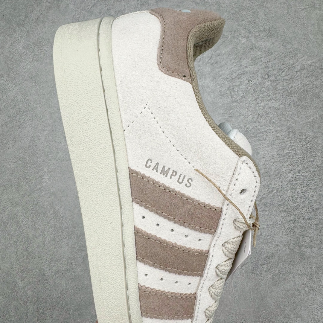 图片[6]-＃C版纯原 AD Originals Campus 00s 学院系列面包风经典复古低帮百搭休闲运动板鞋 IG5996 原鞋开发 正确版型 市面唯一全鞋采用原厂头层SD皮料 正确宽版鞋盒 清洁度完美 诠释最高工艺 这次 Originals 选择了以经典复古鞋型 Campus 为蓝本打造全新面包鞋 这款鞋型联名不断 冠希当年对它更是钟爱有加 论牌面丝毫不输贝壳头、Forum 等大热鞋型 这次 Campus 一改 80 年代的瘦长造型 鞋舌、鞋身、鞋底甚至细节都变大了 营造出千禧年前后流行的面包鞋宽大廓形 因此鞋名改为 Campus 00s 鞋身采用绒面皮料搭配白色常规皮革 质感上还是延续了经典 Campus 的设计 鞋舌填充更加饱满 让鞋款整体看起来更加圆润 搭配上这款浅蓝配色 「蓝胖子」造型真的很可爱 鞋舌还加入了与以往 Campus 不同的全新三叶草 Logo 令造型更具千禧气息 鞋带也采用了加宽的设计 如果你不喜欢 这次还附送了传统鞋带可以替换 鞋底采用了米黄做旧设计 凸显鞋款的复古年代感 除了清新可人的浅蓝配色 还有一款酷灰配色 造型更加硬朗复古 而且相比浅蓝配色更加耐脏 尺码：36 36⅔ 37⅓ 38 38⅔ 39⅓ 40 40⅔ 41⅓ 42 42⅔ 43⅓ 44 44 ⅓ 45-选品中心