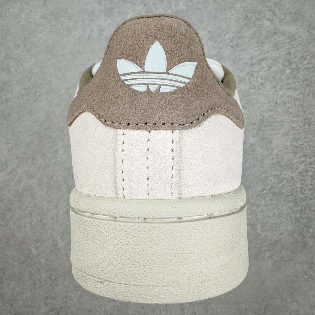 图片[8]-＃C版纯原 AD Originals Campus 00s 学院系列面包风经典复古低帮百搭休闲运动板鞋 IG5996 原鞋开发 正确版型 市面唯一全鞋采用原厂头层SD皮料 正确宽版鞋盒 清洁度完美 诠释最高工艺 这次 Originals 选择了以经典复古鞋型 Campus 为蓝本打造全新面包鞋 这款鞋型联名不断 冠希当年对它更是钟爱有加 论牌面丝毫不输贝壳头、Forum 等大热鞋型 这次 Campus 一改 80 年代的瘦长造型 鞋舌、鞋身、鞋底甚至细节都变大了 营造出千禧年前后流行的面包鞋宽大廓形 因此鞋名改为 Campus 00s 鞋身采用绒面皮料搭配白色常规皮革 质感上还是延续了经典 Campus 的设计 鞋舌填充更加饱满 让鞋款整体看起来更加圆润 搭配上这款浅蓝配色 「蓝胖子」造型真的很可爱 鞋舌还加入了与以往 Campus 不同的全新三叶草 Logo 令造型更具千禧气息 鞋带也采用了加宽的设计 如果你不喜欢 这次还附送了传统鞋带可以替换 鞋底采用了米黄做旧设计 凸显鞋款的复古年代感 除了清新可人的浅蓝配色 还有一款酷灰配色 造型更加硬朗复古 而且相比浅蓝配色更加耐脏 尺码：36 36⅔ 37⅓ 38 38⅔ 39⅓ 40 40⅔ 41⅓ 42 42⅔ 43⅓ 44 44 ⅓ 45-选品中心