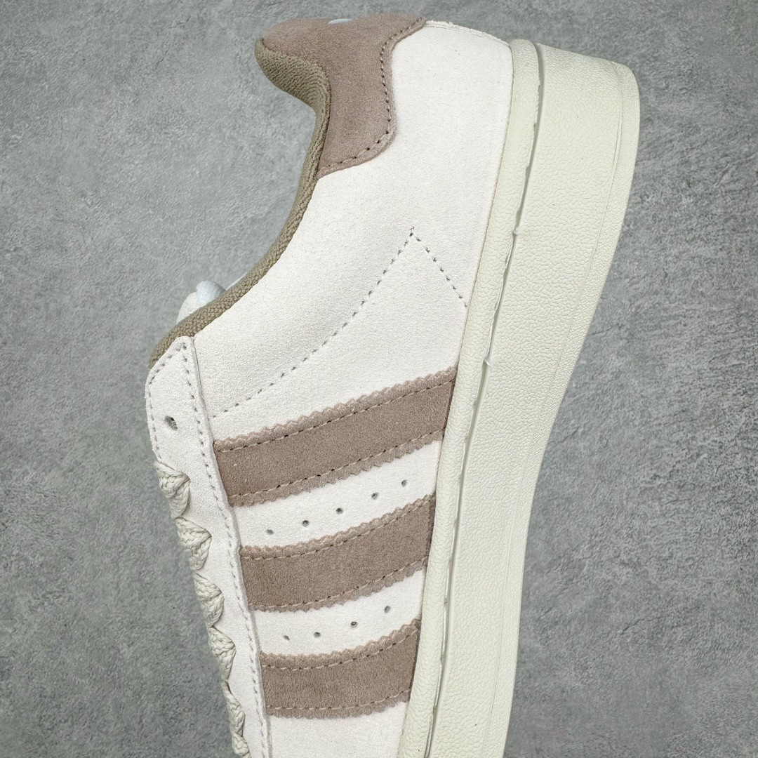 图片[7]-＃C版纯原 AD Originals Campus 00s 学院系列面包风经典复古低帮百搭休闲运动板鞋 IG5996 原鞋开发 正确版型 市面唯一全鞋采用原厂头层SD皮料 正确宽版鞋盒 清洁度完美 诠释最高工艺 这次 Originals 选择了以经典复古鞋型 Campus 为蓝本打造全新面包鞋 这款鞋型联名不断 冠希当年对它更是钟爱有加 论牌面丝毫不输贝壳头、Forum 等大热鞋型 这次 Campus 一改 80 年代的瘦长造型 鞋舌、鞋身、鞋底甚至细节都变大了 营造出千禧年前后流行的面包鞋宽大廓形 因此鞋名改为 Campus 00s 鞋身采用绒面皮料搭配白色常规皮革 质感上还是延续了经典 Campus 的设计 鞋舌填充更加饱满 让鞋款整体看起来更加圆润 搭配上这款浅蓝配色 「蓝胖子」造型真的很可爱 鞋舌还加入了与以往 Campus 不同的全新三叶草 Logo 令造型更具千禧气息 鞋带也采用了加宽的设计 如果你不喜欢 这次还附送了传统鞋带可以替换 鞋底采用了米黄做旧设计 凸显鞋款的复古年代感 除了清新可人的浅蓝配色 还有一款酷灰配色 造型更加硬朗复古 而且相比浅蓝配色更加耐脏 尺码：36 36⅔ 37⅓ 38 38⅔ 39⅓ 40 40⅔ 41⅓ 42 42⅔ 43⅓ 44 44 ⅓ 45-选品中心