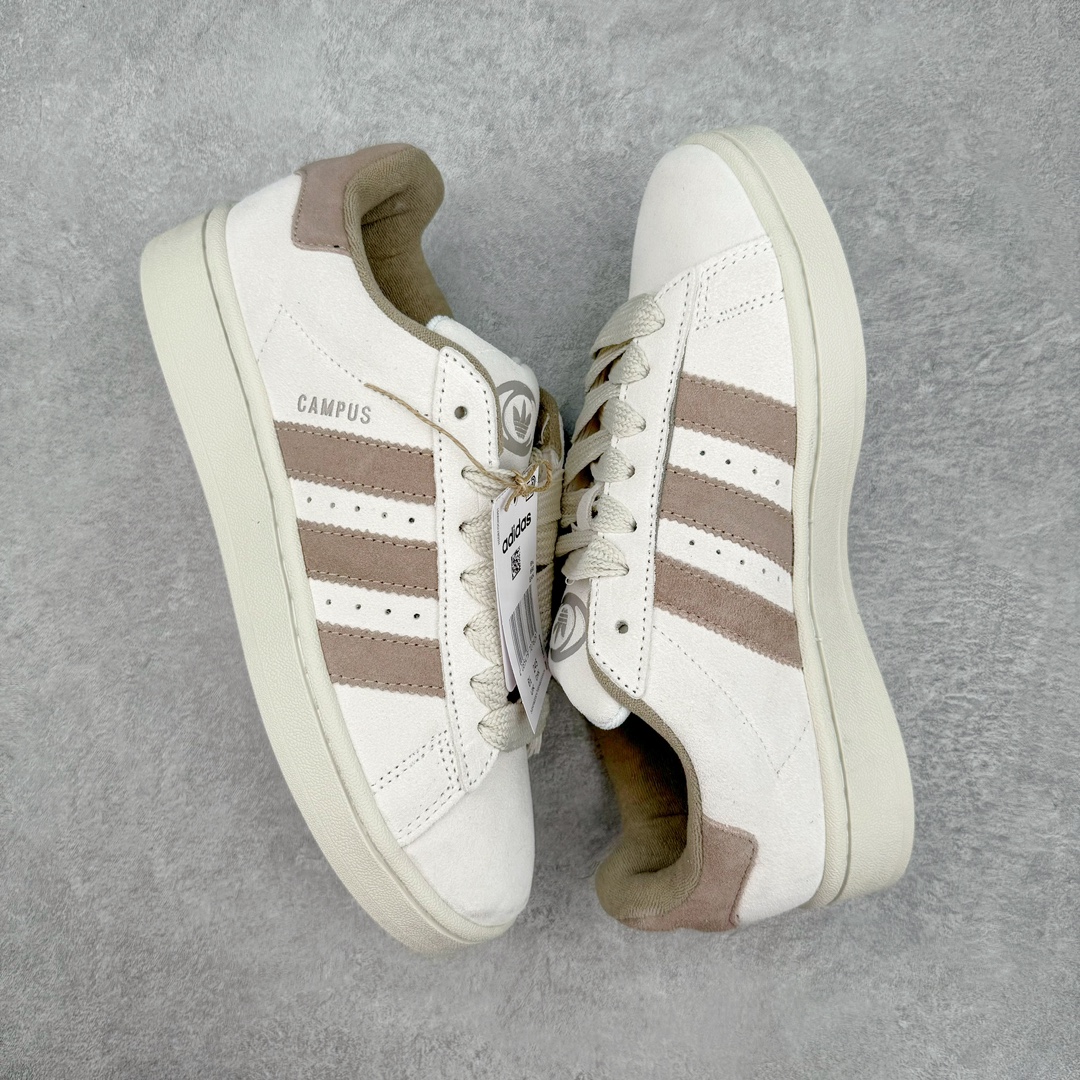 图片[3]-＃C版纯原 AD Originals Campus 00s 学院系列面包风经典复古低帮百搭休闲运动板鞋 IG5996 原鞋开发 正确版型 市面唯一全鞋采用原厂头层SD皮料 正确宽版鞋盒 清洁度完美 诠释最高工艺 这次 Originals 选择了以经典复古鞋型 Campus 为蓝本打造全新面包鞋 这款鞋型联名不断 冠希当年对它更是钟爱有加 论牌面丝毫不输贝壳头、Forum 等大热鞋型 这次 Campus 一改 80 年代的瘦长造型 鞋舌、鞋身、鞋底甚至细节都变大了 营造出千禧年前后流行的面包鞋宽大廓形 因此鞋名改为 Campus 00s 鞋身采用绒面皮料搭配白色常规皮革 质感上还是延续了经典 Campus 的设计 鞋舌填充更加饱满 让鞋款整体看起来更加圆润 搭配上这款浅蓝配色 「蓝胖子」造型真的很可爱 鞋舌还加入了与以往 Campus 不同的全新三叶草 Logo 令造型更具千禧气息 鞋带也采用了加宽的设计 如果你不喜欢 这次还附送了传统鞋带可以替换 鞋底采用了米黄做旧设计 凸显鞋款的复古年代感 除了清新可人的浅蓝配色 还有一款酷灰配色 造型更加硬朗复古 而且相比浅蓝配色更加耐脏 尺码：36 36⅔ 37⅓ 38 38⅔ 39⅓ 40 40⅔ 41⅓ 42 42⅔ 43⅓ 44 44 ⅓ 45-选品中心