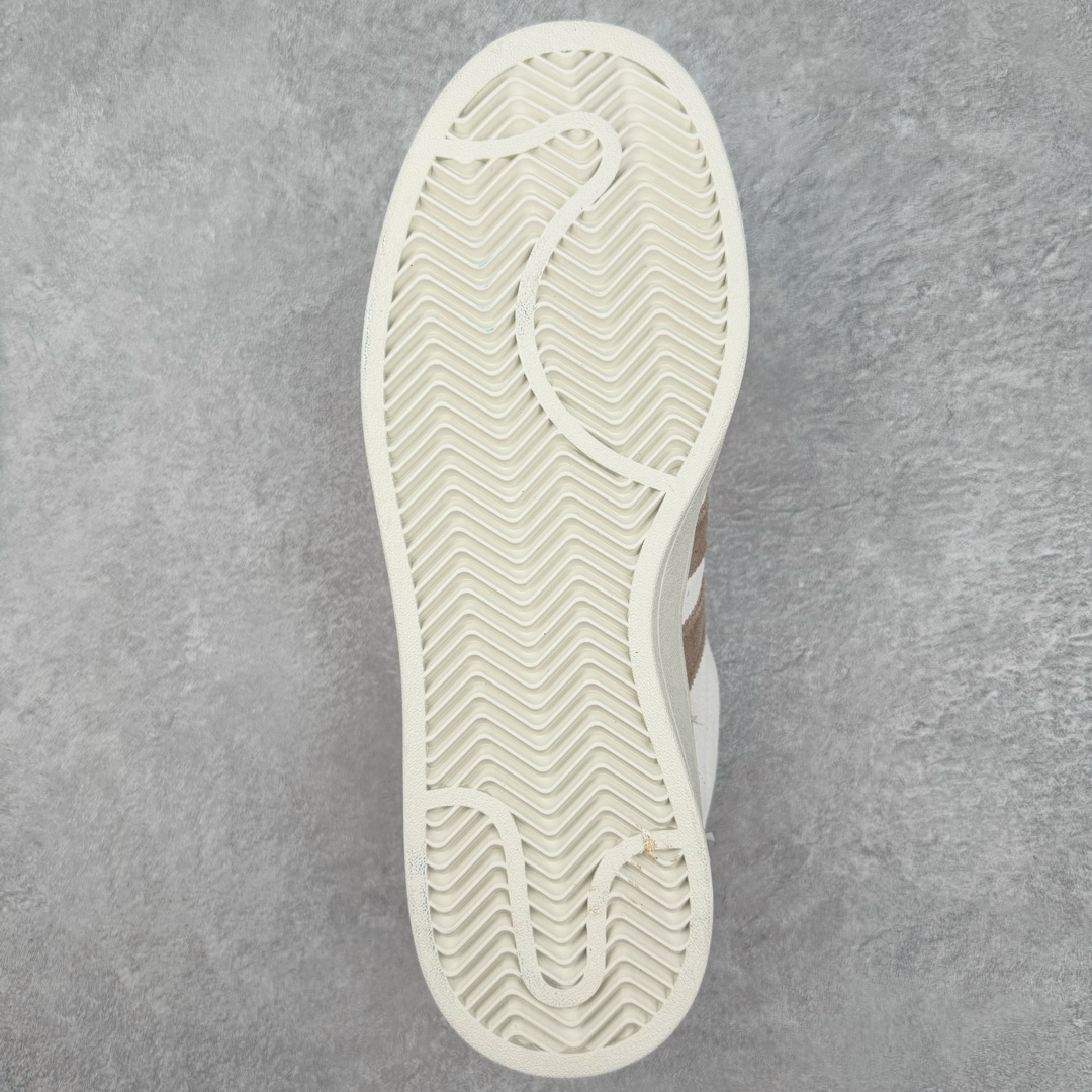 图片[9]-＃C版纯原 AD Originals Campus 00s 学院系列面包风经典复古低帮百搭休闲运动板鞋 IG5996 原鞋开发 正确版型 市面唯一全鞋采用原厂头层SD皮料 正确宽版鞋盒 清洁度完美 诠释最高工艺 这次 Originals 选择了以经典复古鞋型 Campus 为蓝本打造全新面包鞋 这款鞋型联名不断 冠希当年对它更是钟爱有加 论牌面丝毫不输贝壳头、Forum 等大热鞋型 这次 Campus 一改 80 年代的瘦长造型 鞋舌、鞋身、鞋底甚至细节都变大了 营造出千禧年前后流行的面包鞋宽大廓形 因此鞋名改为 Campus 00s 鞋身采用绒面皮料搭配白色常规皮革 质感上还是延续了经典 Campus 的设计 鞋舌填充更加饱满 让鞋款整体看起来更加圆润 搭配上这款浅蓝配色 「蓝胖子」造型真的很可爱 鞋舌还加入了与以往 Campus 不同的全新三叶草 Logo 令造型更具千禧气息 鞋带也采用了加宽的设计 如果你不喜欢 这次还附送了传统鞋带可以替换 鞋底采用了米黄做旧设计 凸显鞋款的复古年代感 除了清新可人的浅蓝配色 还有一款酷灰配色 造型更加硬朗复古 而且相比浅蓝配色更加耐脏 尺码：36 36⅔ 37⅓ 38 38⅔ 39⅓ 40 40⅔ 41⅓ 42 42⅔ 43⅓ 44 44 ⅓ 45-选品中心