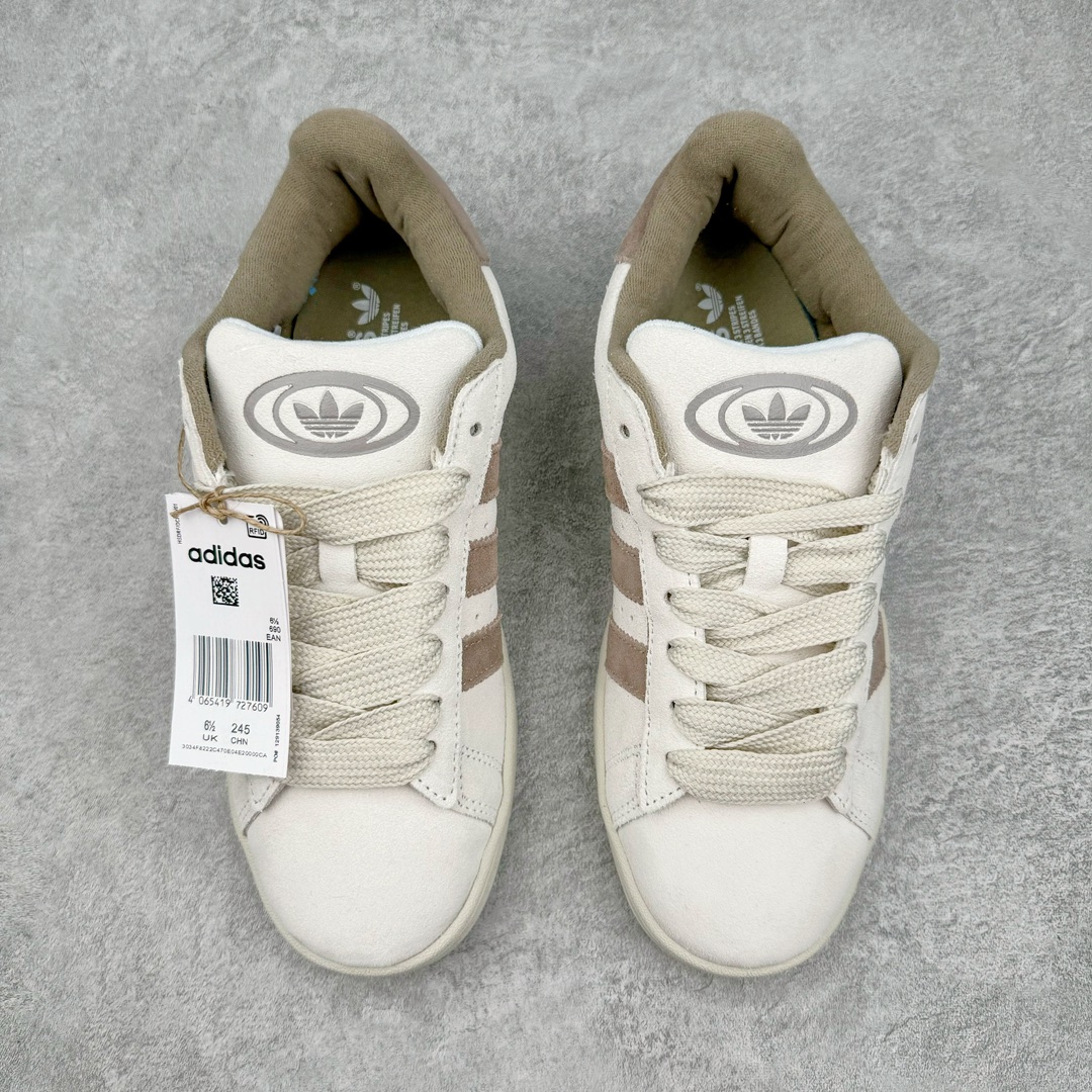 图片[2]-＃C版纯原 AD Originals Campus 00s 学院系列面包风经典复古低帮百搭休闲运动板鞋 IG5996 原鞋开发 正确版型 市面唯一全鞋采用原厂头层SD皮料 正确宽版鞋盒 清洁度完美 诠释最高工艺 这次 Originals 选择了以经典复古鞋型 Campus 为蓝本打造全新面包鞋 这款鞋型联名不断 冠希当年对它更是钟爱有加 论牌面丝毫不输贝壳头、Forum 等大热鞋型 这次 Campus 一改 80 年代的瘦长造型 鞋舌、鞋身、鞋底甚至细节都变大了 营造出千禧年前后流行的面包鞋宽大廓形 因此鞋名改为 Campus 00s 鞋身采用绒面皮料搭配白色常规皮革 质感上还是延续了经典 Campus 的设计 鞋舌填充更加饱满 让鞋款整体看起来更加圆润 搭配上这款浅蓝配色 「蓝胖子」造型真的很可爱 鞋舌还加入了与以往 Campus 不同的全新三叶草 Logo 令造型更具千禧气息 鞋带也采用了加宽的设计 如果你不喜欢 这次还附送了传统鞋带可以替换 鞋底采用了米黄做旧设计 凸显鞋款的复古年代感 除了清新可人的浅蓝配色 还有一款酷灰配色 造型更加硬朗复古 而且相比浅蓝配色更加耐脏 尺码：36 36⅔ 37⅓ 38 38⅔ 39⅓ 40 40⅔ 41⅓ 42 42⅔ 43⅓ 44 44 ⅓ 45-选品中心