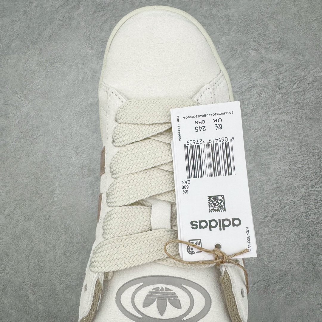 图片[4]-＃C版纯原 AD Originals Campus 00s 学院系列面包风经典复古低帮百搭休闲运动板鞋 IG5996 原鞋开发 正确版型 市面唯一全鞋采用原厂头层SD皮料 正确宽版鞋盒 清洁度完美 诠释最高工艺 这次 Originals 选择了以经典复古鞋型 Campus 为蓝本打造全新面包鞋 这款鞋型联名不断 冠希当年对它更是钟爱有加 论牌面丝毫不输贝壳头、Forum 等大热鞋型 这次 Campus 一改 80 年代的瘦长造型 鞋舌、鞋身、鞋底甚至细节都变大了 营造出千禧年前后流行的面包鞋宽大廓形 因此鞋名改为 Campus 00s 鞋身采用绒面皮料搭配白色常规皮革 质感上还是延续了经典 Campus 的设计 鞋舌填充更加饱满 让鞋款整体看起来更加圆润 搭配上这款浅蓝配色 「蓝胖子」造型真的很可爱 鞋舌还加入了与以往 Campus 不同的全新三叶草 Logo 令造型更具千禧气息 鞋带也采用了加宽的设计 如果你不喜欢 这次还附送了传统鞋带可以替换 鞋底采用了米黄做旧设计 凸显鞋款的复古年代感 除了清新可人的浅蓝配色 还有一款酷灰配色 造型更加硬朗复古 而且相比浅蓝配色更加耐脏 尺码：36 36⅔ 37⅓ 38 38⅔ 39⅓ 40 40⅔ 41⅓ 42 42⅔ 43⅓ 44 44 ⅓ 45-选品中心