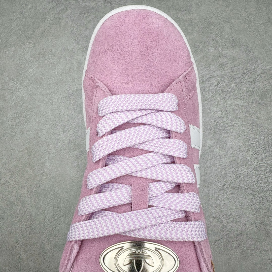 图片[4]-＃C版纯原 AD Originals Campus 00s 学院系列面包风经典复古低帮百搭休闲运动板鞋 HP6395 原鞋开发 正确版型 市面唯一全鞋采用原厂头层SD皮料 正确宽版鞋盒 清洁度完美 诠释最高工艺 这次 Originals 选择了以经典复古鞋型 Campus 为蓝本打造全新面包鞋 这款鞋型联名不断 冠希当年对它更是钟爱有加 论牌面丝毫不输贝壳头、Forum 等大热鞋型 这次 Campus 一改 80 年代的瘦长造型 鞋舌、鞋身、鞋底甚至细节都变大了 营造出千禧年前后流行的面包鞋宽大廓形 因此鞋名改为 Campus 00s 鞋身采用绒面皮料搭配白色常规皮革 质感上还是延续了经典 Campus 的设计 鞋舌填充更加饱满 让鞋款整体看起来更加圆润 搭配上这款浅蓝配色 「蓝胖子」造型真的很可爱 鞋舌还加入了与以往 Campus 不同的全新三叶草 Logo 令造型更具千禧气息 鞋带也采用了加宽的设计 如果你不喜欢 这次还附送了传统鞋带可以替换 鞋底采用了米黄做旧设计 凸显鞋款的复古年代感 除了清新可人的浅蓝配色 还有一款酷灰配色 造型更加硬朗复古 而且相比浅蓝配色更加耐脏 尺码：36 36⅔ 37⅓ 38 38⅔ 39⅓ 40 40⅔ 41⅓ 42 42⅔ 43⅓ 44 44 ⅓ 45-选品中心