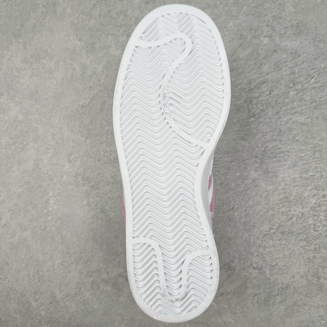 图片[9]-＃C版纯原 AD Originals Campus 00s 学院系列面包风经典复古低帮百搭休闲运动板鞋 HP6395 原鞋开发 正确版型 市面唯一全鞋采用原厂头层SD皮料 正确宽版鞋盒 清洁度完美 诠释最高工艺 这次 Originals 选择了以经典复古鞋型 Campus 为蓝本打造全新面包鞋 这款鞋型联名不断 冠希当年对它更是钟爱有加 论牌面丝毫不输贝壳头、Forum 等大热鞋型 这次 Campus 一改 80 年代的瘦长造型 鞋舌、鞋身、鞋底甚至细节都变大了 营造出千禧年前后流行的面包鞋宽大廓形 因此鞋名改为 Campus 00s 鞋身采用绒面皮料搭配白色常规皮革 质感上还是延续了经典 Campus 的设计 鞋舌填充更加饱满 让鞋款整体看起来更加圆润 搭配上这款浅蓝配色 「蓝胖子」造型真的很可爱 鞋舌还加入了与以往 Campus 不同的全新三叶草 Logo 令造型更具千禧气息 鞋带也采用了加宽的设计 如果你不喜欢 这次还附送了传统鞋带可以替换 鞋底采用了米黄做旧设计 凸显鞋款的复古年代感 除了清新可人的浅蓝配色 还有一款酷灰配色 造型更加硬朗复古 而且相比浅蓝配色更加耐脏 尺码：36 36⅔ 37⅓ 38 38⅔ 39⅓ 40 40⅔ 41⅓ 42 42⅔ 43⅓ 44 44 ⅓ 45-选品中心