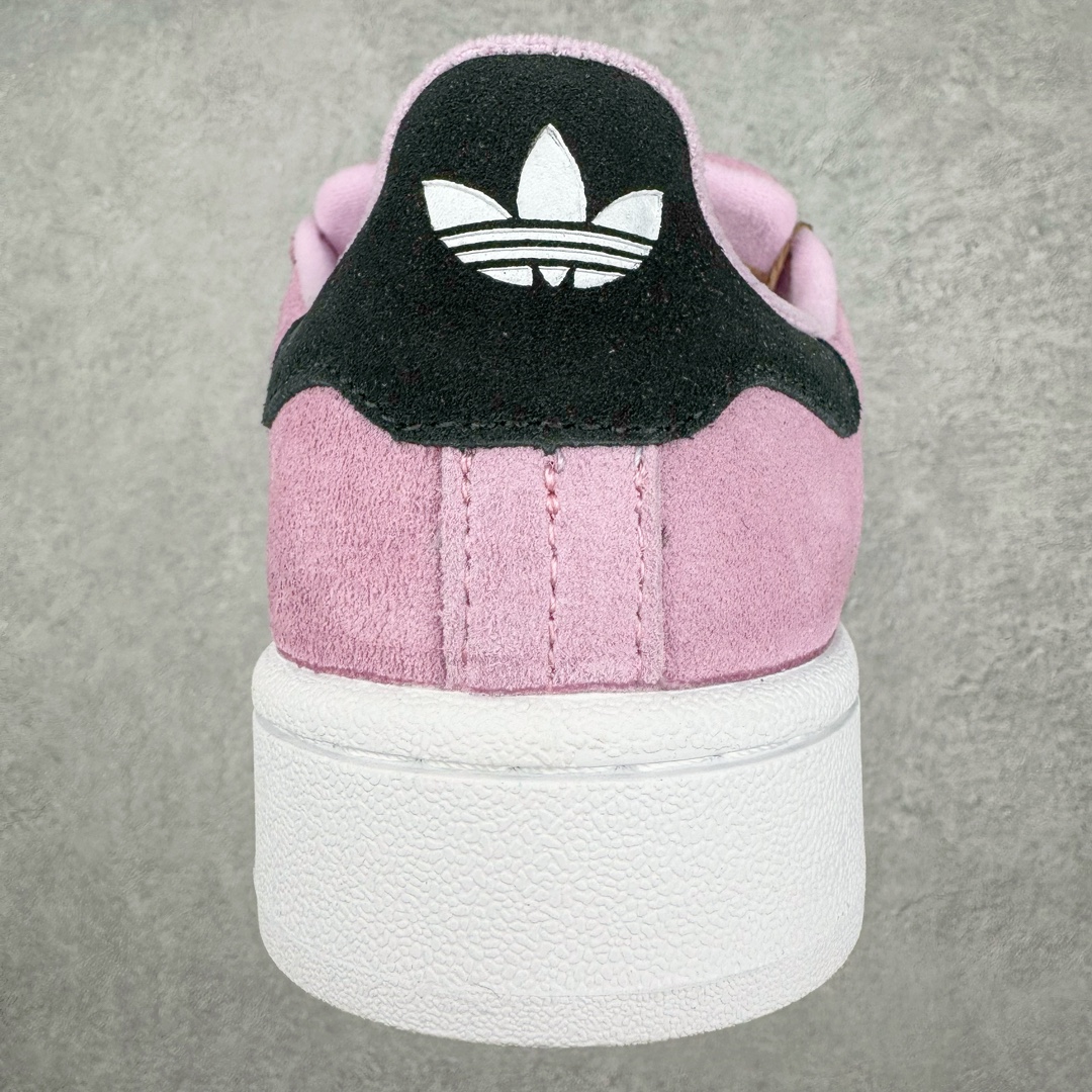 图片[8]-＃C版纯原 AD Originals Campus 00s 学院系列面包风经典复古低帮百搭休闲运动板鞋 HP6395 原鞋开发 正确版型 市面唯一全鞋采用原厂头层SD皮料 正确宽版鞋盒 清洁度完美 诠释最高工艺 这次 Originals 选择了以经典复古鞋型 Campus 为蓝本打造全新面包鞋 这款鞋型联名不断 冠希当年对它更是钟爱有加 论牌面丝毫不输贝壳头、Forum 等大热鞋型 这次 Campus 一改 80 年代的瘦长造型 鞋舌、鞋身、鞋底甚至细节都变大了 营造出千禧年前后流行的面包鞋宽大廓形 因此鞋名改为 Campus 00s 鞋身采用绒面皮料搭配白色常规皮革 质感上还是延续了经典 Campus 的设计 鞋舌填充更加饱满 让鞋款整体看起来更加圆润 搭配上这款浅蓝配色 「蓝胖子」造型真的很可爱 鞋舌还加入了与以往 Campus 不同的全新三叶草 Logo 令造型更具千禧气息 鞋带也采用了加宽的设计 如果你不喜欢 这次还附送了传统鞋带可以替换 鞋底采用了米黄做旧设计 凸显鞋款的复古年代感 除了清新可人的浅蓝配色 还有一款酷灰配色 造型更加硬朗复古 而且相比浅蓝配色更加耐脏 尺码：36 36⅔ 37⅓ 38 38⅔ 39⅓ 40 40⅔ 41⅓ 42 42⅔ 43⅓ 44 44 ⅓ 45-选品中心