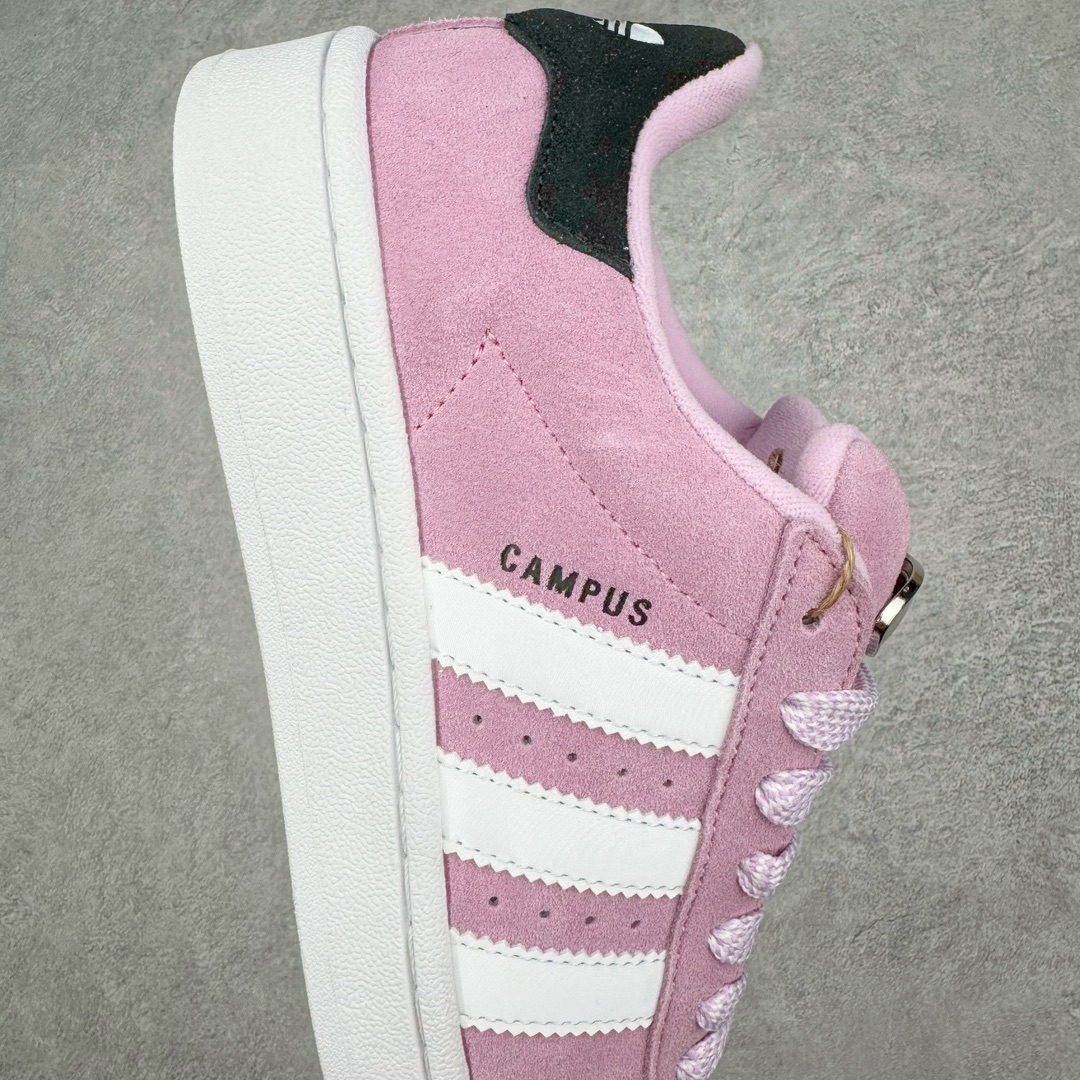 图片[6]-＃C版纯原 AD Originals Campus 00s 学院系列面包风经典复古低帮百搭休闲运动板鞋 HP6395 原鞋开发 正确版型 市面唯一全鞋采用原厂头层SD皮料 正确宽版鞋盒 清洁度完美 诠释最高工艺 这次 Originals 选择了以经典复古鞋型 Campus 为蓝本打造全新面包鞋 这款鞋型联名不断 冠希当年对它更是钟爱有加 论牌面丝毫不输贝壳头、Forum 等大热鞋型 这次 Campus 一改 80 年代的瘦长造型 鞋舌、鞋身、鞋底甚至细节都变大了 营造出千禧年前后流行的面包鞋宽大廓形 因此鞋名改为 Campus 00s 鞋身采用绒面皮料搭配白色常规皮革 质感上还是延续了经典 Campus 的设计 鞋舌填充更加饱满 让鞋款整体看起来更加圆润 搭配上这款浅蓝配色 「蓝胖子」造型真的很可爱 鞋舌还加入了与以往 Campus 不同的全新三叶草 Logo 令造型更具千禧气息 鞋带也采用了加宽的设计 如果你不喜欢 这次还附送了传统鞋带可以替换 鞋底采用了米黄做旧设计 凸显鞋款的复古年代感 除了清新可人的浅蓝配色 还有一款酷灰配色 造型更加硬朗复古 而且相比浅蓝配色更加耐脏 尺码：36 36⅔ 37⅓ 38 38⅔ 39⅓ 40 40⅔ 41⅓ 42 42⅔ 43⅓ 44 44 ⅓ 45-选品中心