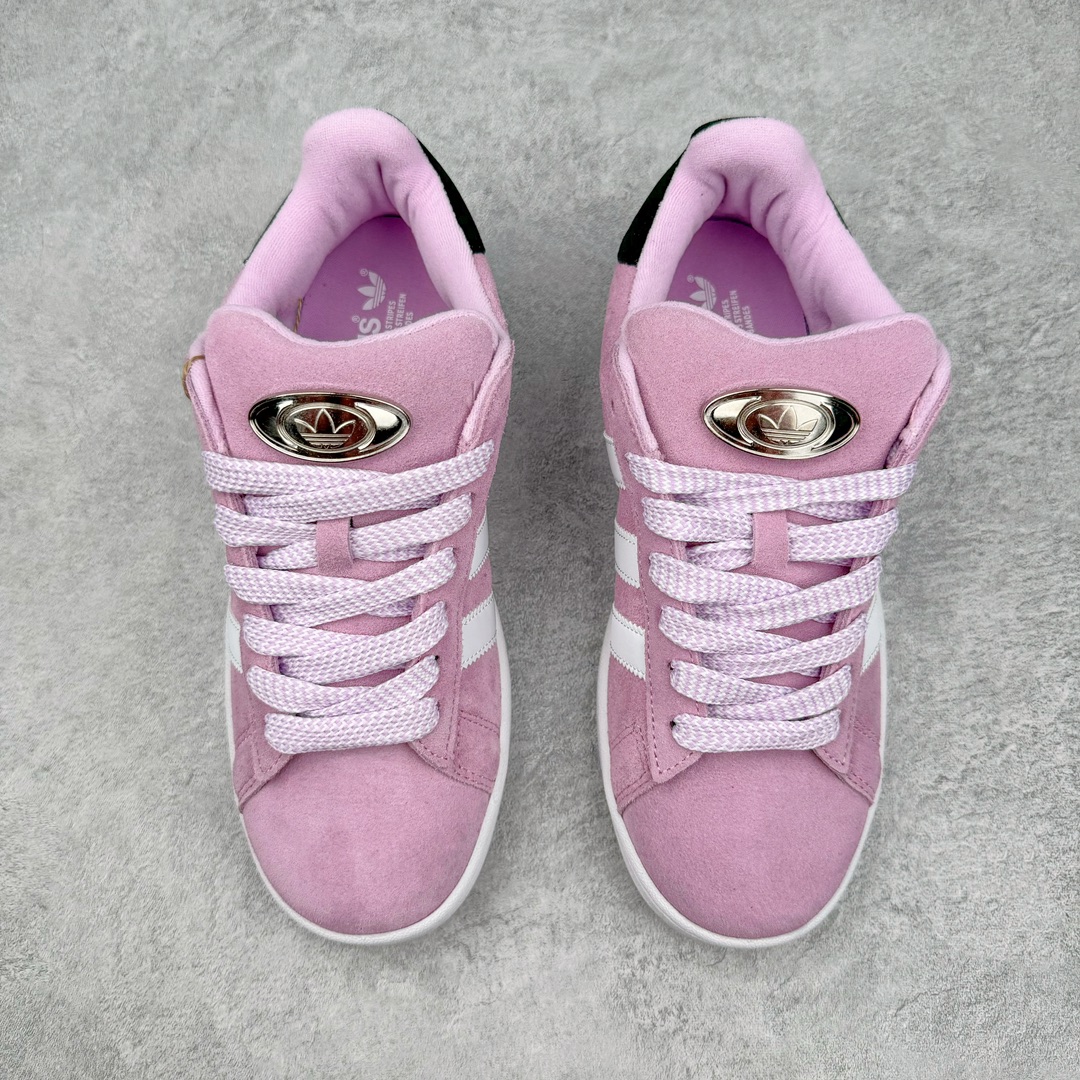 图片[2]-＃C版纯原 AD Originals Campus 00s 学院系列面包风经典复古低帮百搭休闲运动板鞋 HP6395 原鞋开发 正确版型 市面唯一全鞋采用原厂头层SD皮料 正确宽版鞋盒 清洁度完美 诠释最高工艺 这次 Originals 选择了以经典复古鞋型 Campus 为蓝本打造全新面包鞋 这款鞋型联名不断 冠希当年对它更是钟爱有加 论牌面丝毫不输贝壳头、Forum 等大热鞋型 这次 Campus 一改 80 年代的瘦长造型 鞋舌、鞋身、鞋底甚至细节都变大了 营造出千禧年前后流行的面包鞋宽大廓形 因此鞋名改为 Campus 00s 鞋身采用绒面皮料搭配白色常规皮革 质感上还是延续了经典 Campus 的设计 鞋舌填充更加饱满 让鞋款整体看起来更加圆润 搭配上这款浅蓝配色 「蓝胖子」造型真的很可爱 鞋舌还加入了与以往 Campus 不同的全新三叶草 Logo 令造型更具千禧气息 鞋带也采用了加宽的设计 如果你不喜欢 这次还附送了传统鞋带可以替换 鞋底采用了米黄做旧设计 凸显鞋款的复古年代感 除了清新可人的浅蓝配色 还有一款酷灰配色 造型更加硬朗复古 而且相比浅蓝配色更加耐脏 尺码：36 36⅔ 37⅓ 38 38⅔ 39⅓ 40 40⅔ 41⅓ 42 42⅔ 43⅓ 44 44 ⅓ 45-选品中心