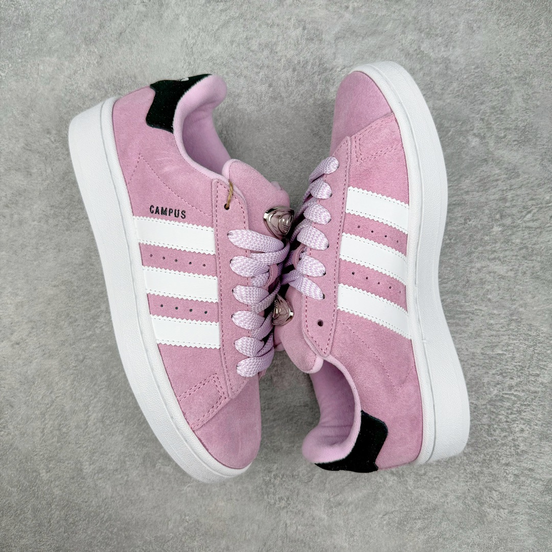 图片[3]-＃C版纯原 AD Originals Campus 00s 学院系列面包风经典复古低帮百搭休闲运动板鞋 HP6395 原鞋开发 正确版型 市面唯一全鞋采用原厂头层SD皮料 正确宽版鞋盒 清洁度完美 诠释最高工艺 这次 Originals 选择了以经典复古鞋型 Campus 为蓝本打造全新面包鞋 这款鞋型联名不断 冠希当年对它更是钟爱有加 论牌面丝毫不输贝壳头、Forum 等大热鞋型 这次 Campus 一改 80 年代的瘦长造型 鞋舌、鞋身、鞋底甚至细节都变大了 营造出千禧年前后流行的面包鞋宽大廓形 因此鞋名改为 Campus 00s 鞋身采用绒面皮料搭配白色常规皮革 质感上还是延续了经典 Campus 的设计 鞋舌填充更加饱满 让鞋款整体看起来更加圆润 搭配上这款浅蓝配色 「蓝胖子」造型真的很可爱 鞋舌还加入了与以往 Campus 不同的全新三叶草 Logo 令造型更具千禧气息 鞋带也采用了加宽的设计 如果你不喜欢 这次还附送了传统鞋带可以替换 鞋底采用了米黄做旧设计 凸显鞋款的复古年代感 除了清新可人的浅蓝配色 还有一款酷灰配色 造型更加硬朗复古 而且相比浅蓝配色更加耐脏 尺码：36 36⅔ 37⅓ 38 38⅔ 39⅓ 40 40⅔ 41⅓ 42 42⅔ 43⅓ 44 44 ⅓ 45-选品中心