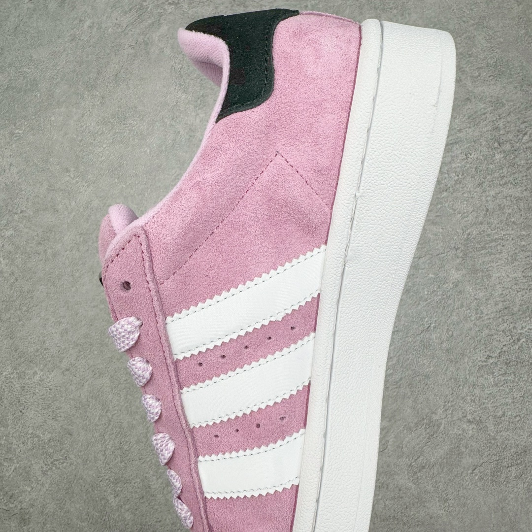 图片[7]-＃C版纯原 AD Originals Campus 00s 学院系列面包风经典复古低帮百搭休闲运动板鞋 HP6395 原鞋开发 正确版型 市面唯一全鞋采用原厂头层SD皮料 正确宽版鞋盒 清洁度完美 诠释最高工艺 这次 Originals 选择了以经典复古鞋型 Campus 为蓝本打造全新面包鞋 这款鞋型联名不断 冠希当年对它更是钟爱有加 论牌面丝毫不输贝壳头、Forum 等大热鞋型 这次 Campus 一改 80 年代的瘦长造型 鞋舌、鞋身、鞋底甚至细节都变大了 营造出千禧年前后流行的面包鞋宽大廓形 因此鞋名改为 Campus 00s 鞋身采用绒面皮料搭配白色常规皮革 质感上还是延续了经典 Campus 的设计 鞋舌填充更加饱满 让鞋款整体看起来更加圆润 搭配上这款浅蓝配色 「蓝胖子」造型真的很可爱 鞋舌还加入了与以往 Campus 不同的全新三叶草 Logo 令造型更具千禧气息 鞋带也采用了加宽的设计 如果你不喜欢 这次还附送了传统鞋带可以替换 鞋底采用了米黄做旧设计 凸显鞋款的复古年代感 除了清新可人的浅蓝配色 还有一款酷灰配色 造型更加硬朗复古 而且相比浅蓝配色更加耐脏 尺码：36 36⅔ 37⅓ 38 38⅔ 39⅓ 40 40⅔ 41⅓ 42 42⅔ 43⅓ 44 44 ⅓ 45-选品中心