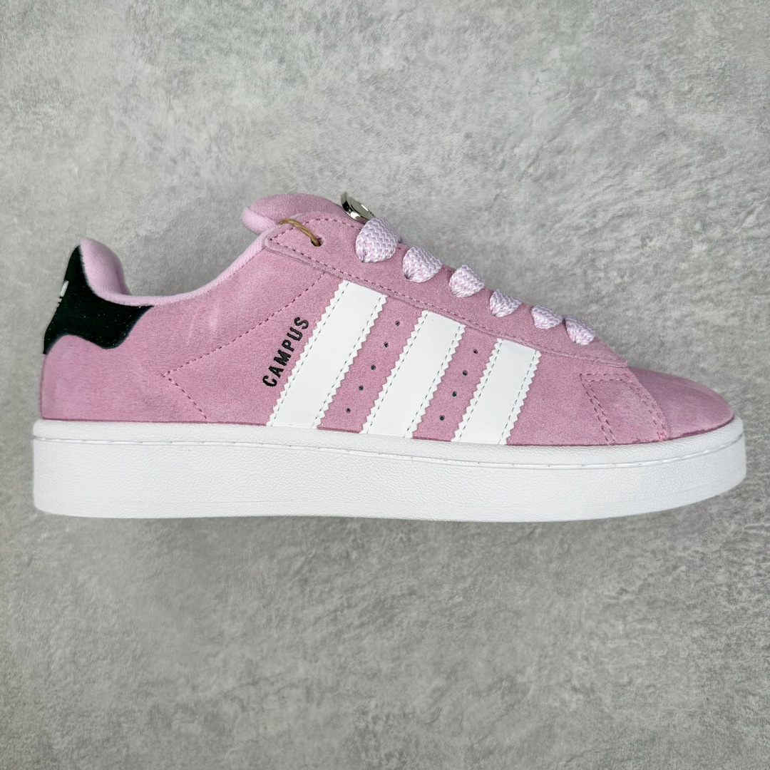 ＃C版纯原 AD Originals Campus 00s 学院系列面包风经典复古低帮百搭休闲运动板鞋 HP6395 原鞋开发 正确版型 市面唯一全鞋采用原厂头层SD皮料 正确宽版鞋盒 清洁度完美 诠释最高工艺 这次 Originals 选择了以经典复古鞋型 Campus 为蓝本打造全新面包鞋 这款鞋型联名不断 冠希当年对它更是钟爱有加 论牌面丝毫不输贝壳头、Forum 等大热鞋型 这次 Campus 一改 80 年代的瘦长造型 鞋舌、鞋身、鞋底甚至细节都变大了 营造出千禧年前后流行的面包鞋宽大廓形 因此鞋名改为 Campus 00s 鞋身采用绒面皮料搭配白色常规皮革 质感上还是延续了经典 Campus 的设计 鞋舌填充更加饱满 让鞋款整体看起来更加圆润 搭配上这款浅蓝配色 「蓝胖子」造型真的很可爱 鞋舌还加入了与以往 Campus 不同的全新三叶草 Logo 令造型更具千禧气息 鞋带也采用了加宽的设计 如果你不喜欢 这次还附送了传统鞋带可以替换 鞋底采用了米黄做旧设计 凸显鞋款的复古年代感 除了清新可人的浅蓝配色 还有一款酷灰配色 造型更加硬朗复古 而且相比浅蓝配色更加耐脏 尺码：36 36⅔ 37⅓ 38 38⅔ 39⅓ 40 40⅔ 41⅓ 42 42⅔ 43⅓ 44 44 ⅓ 45-选品中心