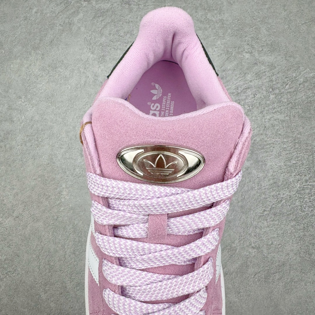 图片[5]-＃C版纯原 AD Originals Campus 00s 学院系列面包风经典复古低帮百搭休闲运动板鞋 HP6395 原鞋开发 正确版型 市面唯一全鞋采用原厂头层SD皮料 正确宽版鞋盒 清洁度完美 诠释最高工艺 这次 Originals 选择了以经典复古鞋型 Campus 为蓝本打造全新面包鞋 这款鞋型联名不断 冠希当年对它更是钟爱有加 论牌面丝毫不输贝壳头、Forum 等大热鞋型 这次 Campus 一改 80 年代的瘦长造型 鞋舌、鞋身、鞋底甚至细节都变大了 营造出千禧年前后流行的面包鞋宽大廓形 因此鞋名改为 Campus 00s 鞋身采用绒面皮料搭配白色常规皮革 质感上还是延续了经典 Campus 的设计 鞋舌填充更加饱满 让鞋款整体看起来更加圆润 搭配上这款浅蓝配色 「蓝胖子」造型真的很可爱 鞋舌还加入了与以往 Campus 不同的全新三叶草 Logo 令造型更具千禧气息 鞋带也采用了加宽的设计 如果你不喜欢 这次还附送了传统鞋带可以替换 鞋底采用了米黄做旧设计 凸显鞋款的复古年代感 除了清新可人的浅蓝配色 还有一款酷灰配色 造型更加硬朗复古 而且相比浅蓝配色更加耐脏 尺码：36 36⅔ 37⅓ 38 38⅔ 39⅓ 40 40⅔ 41⅓ 42 42⅔ 43⅓ 44 44 ⅓ 45-选品中心