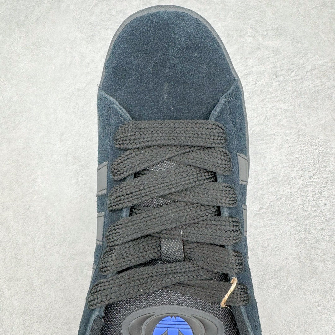 图片[4]-＃C版纯原 AD Originals Campus 00s 学院系列面包风经典复古低帮百搭休闲运动板鞋 ID2064 原鞋开发 正确版型 市面唯一全鞋采用原厂头层SD皮料 正确宽版鞋盒 清洁度完美 诠释最高工艺 这次 Originals 选择了以经典复古鞋型 Campus 为蓝本打造全新面包鞋 这款鞋型联名不断 冠希当年对它更是钟爱有加 论牌面丝毫不输贝壳头、Forum 等大热鞋型 这次 Campus 一改 80 年代的瘦长造型 鞋舌、鞋身、鞋底甚至细节都变大了 营造出千禧年前后流行的面包鞋宽大廓形 因此鞋名改为 Campus 00s 鞋身采用绒面皮料搭配白色常规皮革 质感上还是延续了经典 Campus 的设计 鞋舌填充更加饱满 让鞋款整体看起来更加圆润 搭配上这款浅蓝配色 「蓝胖子」造型真的很可爱 鞋舌还加入了与以往 Campus 不同的全新三叶草 Logo 令造型更具千禧气息 鞋带也采用了加宽的设计 如果你不喜欢 这次还附送了传统鞋带可以替换 鞋底采用了米黄做旧设计 凸显鞋款的复古年代感 除了清新可人的浅蓝配色 还有一款酷灰配色 造型更加硬朗复古 而且相比浅蓝配色更加耐脏 尺码：36 36⅔ 37⅓ 38 38⅔ 39⅓ 40 40⅔ 41⅓ 42 42⅔ 43⅓ 44 44 ⅓ 45-选品中心