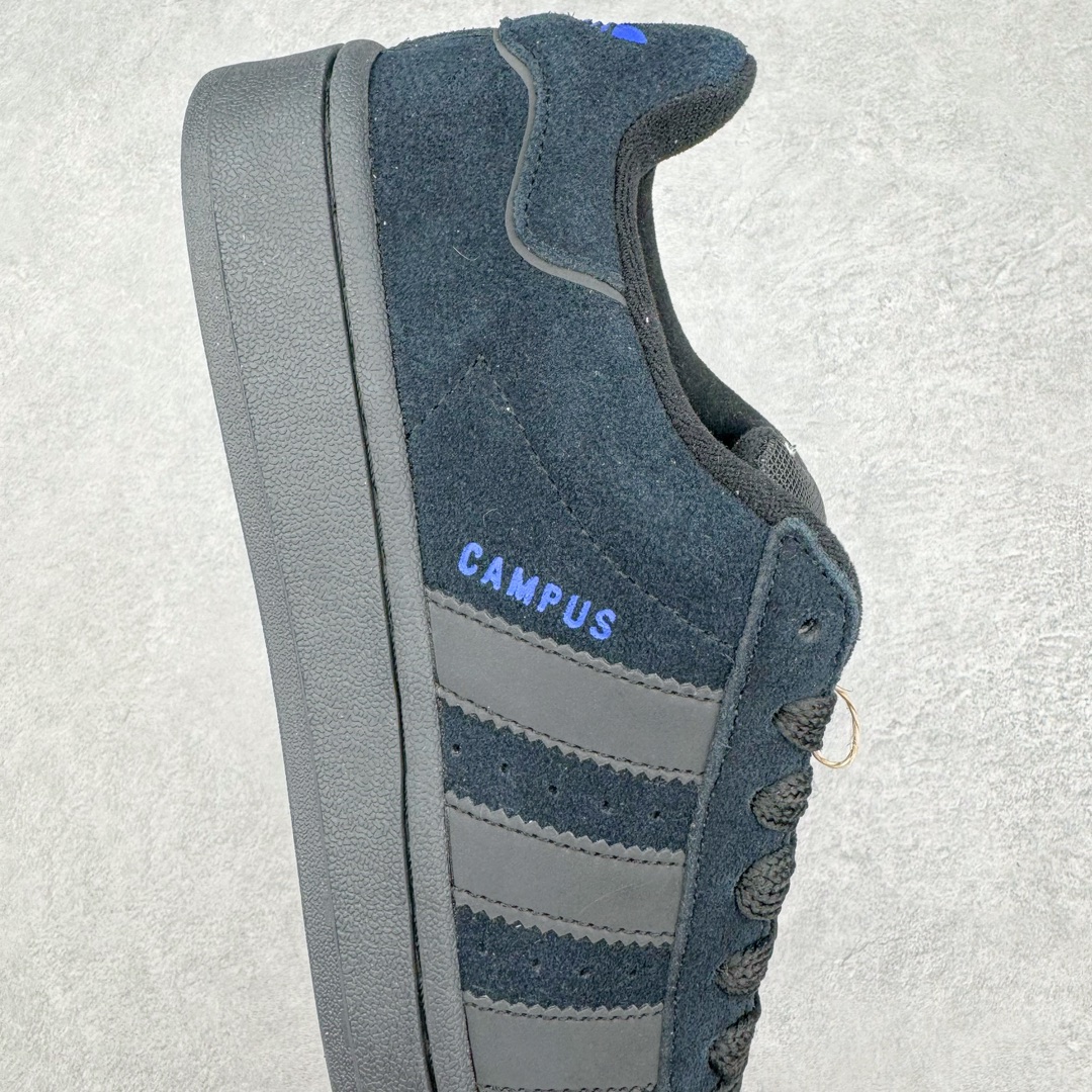 图片[6]-＃C版纯原 AD Originals Campus 00s 学院系列面包风经典复古低帮百搭休闲运动板鞋 ID2064 原鞋开发 正确版型 市面唯一全鞋采用原厂头层SD皮料 正确宽版鞋盒 清洁度完美 诠释最高工艺 这次 Originals 选择了以经典复古鞋型 Campus 为蓝本打造全新面包鞋 这款鞋型联名不断 冠希当年对它更是钟爱有加 论牌面丝毫不输贝壳头、Forum 等大热鞋型 这次 Campus 一改 80 年代的瘦长造型 鞋舌、鞋身、鞋底甚至细节都变大了 营造出千禧年前后流行的面包鞋宽大廓形 因此鞋名改为 Campus 00s 鞋身采用绒面皮料搭配白色常规皮革 质感上还是延续了经典 Campus 的设计 鞋舌填充更加饱满 让鞋款整体看起来更加圆润 搭配上这款浅蓝配色 「蓝胖子」造型真的很可爱 鞋舌还加入了与以往 Campus 不同的全新三叶草 Logo 令造型更具千禧气息 鞋带也采用了加宽的设计 如果你不喜欢 这次还附送了传统鞋带可以替换 鞋底采用了米黄做旧设计 凸显鞋款的复古年代感 除了清新可人的浅蓝配色 还有一款酷灰配色 造型更加硬朗复古 而且相比浅蓝配色更加耐脏 尺码：36 36⅔ 37⅓ 38 38⅔ 39⅓ 40 40⅔ 41⅓ 42 42⅔ 43⅓ 44 44 ⅓ 45-选品中心