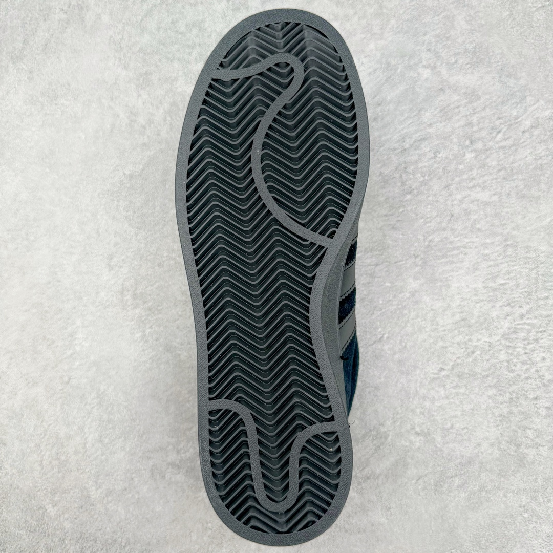 图片[9]-＃C版纯原 AD Originals Campus 00s 学院系列面包风经典复古低帮百搭休闲运动板鞋 ID2064 原鞋开发 正确版型 市面唯一全鞋采用原厂头层SD皮料 正确宽版鞋盒 清洁度完美 诠释最高工艺 这次 Originals 选择了以经典复古鞋型 Campus 为蓝本打造全新面包鞋 这款鞋型联名不断 冠希当年对它更是钟爱有加 论牌面丝毫不输贝壳头、Forum 等大热鞋型 这次 Campus 一改 80 年代的瘦长造型 鞋舌、鞋身、鞋底甚至细节都变大了 营造出千禧年前后流行的面包鞋宽大廓形 因此鞋名改为 Campus 00s 鞋身采用绒面皮料搭配白色常规皮革 质感上还是延续了经典 Campus 的设计 鞋舌填充更加饱满 让鞋款整体看起来更加圆润 搭配上这款浅蓝配色 「蓝胖子」造型真的很可爱 鞋舌还加入了与以往 Campus 不同的全新三叶草 Logo 令造型更具千禧气息 鞋带也采用了加宽的设计 如果你不喜欢 这次还附送了传统鞋带可以替换 鞋底采用了米黄做旧设计 凸显鞋款的复古年代感 除了清新可人的浅蓝配色 还有一款酷灰配色 造型更加硬朗复古 而且相比浅蓝配色更加耐脏 尺码：36 36⅔ 37⅓ 38 38⅔ 39⅓ 40 40⅔ 41⅓ 42 42⅔ 43⅓ 44 44 ⅓ 45-选品中心