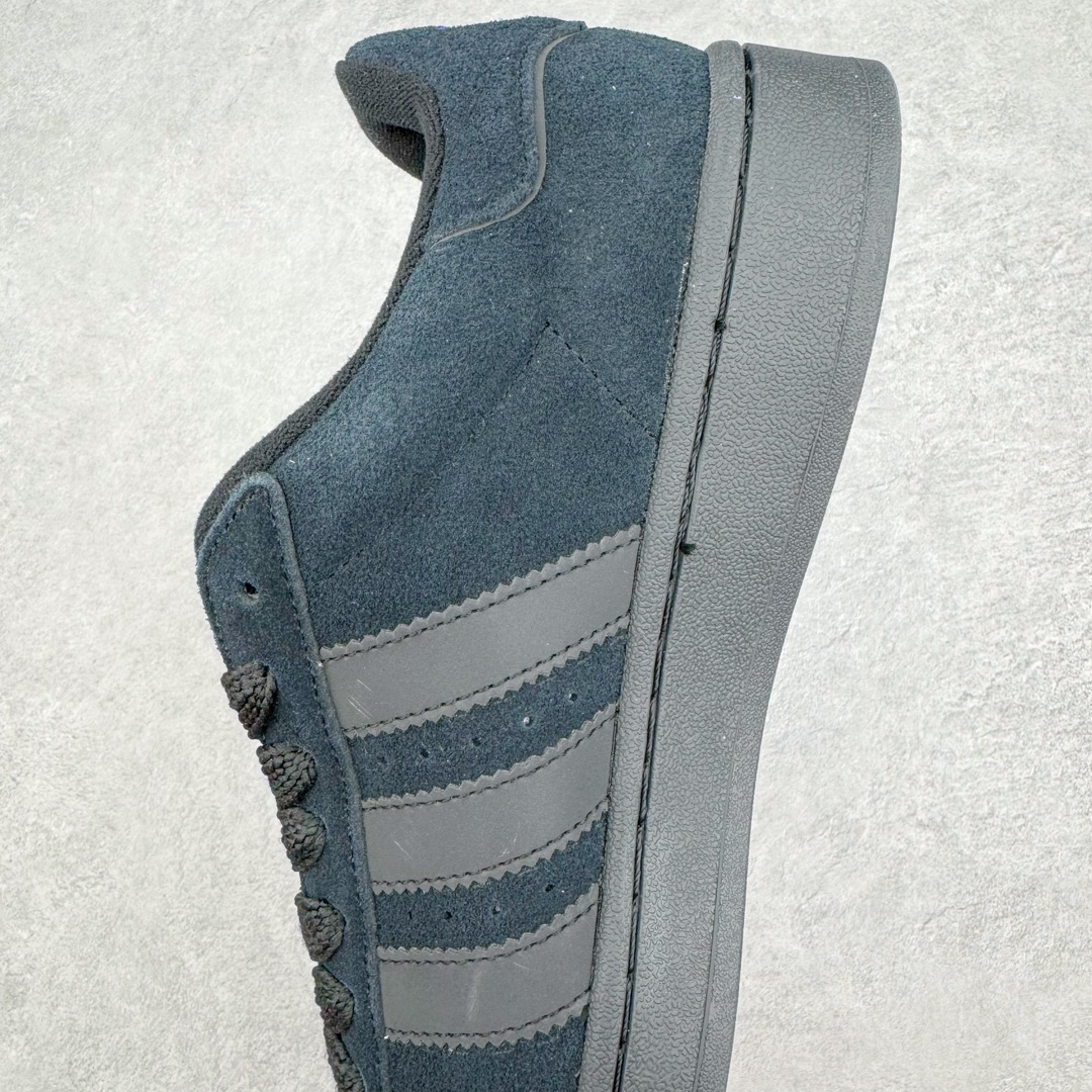 图片[7]-＃C版纯原 AD Originals Campus 00s 学院系列面包风经典复古低帮百搭休闲运动板鞋 ID2064 原鞋开发 正确版型 市面唯一全鞋采用原厂头层SD皮料 正确宽版鞋盒 清洁度完美 诠释最高工艺 这次 Originals 选择了以经典复古鞋型 Campus 为蓝本打造全新面包鞋 这款鞋型联名不断 冠希当年对它更是钟爱有加 论牌面丝毫不输贝壳头、Forum 等大热鞋型 这次 Campus 一改 80 年代的瘦长造型 鞋舌、鞋身、鞋底甚至细节都变大了 营造出千禧年前后流行的面包鞋宽大廓形 因此鞋名改为 Campus 00s 鞋身采用绒面皮料搭配白色常规皮革 质感上还是延续了经典 Campus 的设计 鞋舌填充更加饱满 让鞋款整体看起来更加圆润 搭配上这款浅蓝配色 「蓝胖子」造型真的很可爱 鞋舌还加入了与以往 Campus 不同的全新三叶草 Logo 令造型更具千禧气息 鞋带也采用了加宽的设计 如果你不喜欢 这次还附送了传统鞋带可以替换 鞋底采用了米黄做旧设计 凸显鞋款的复古年代感 除了清新可人的浅蓝配色 还有一款酷灰配色 造型更加硬朗复古 而且相比浅蓝配色更加耐脏 尺码：36 36⅔ 37⅓ 38 38⅔ 39⅓ 40 40⅔ 41⅓ 42 42⅔ 43⅓ 44 44 ⅓ 45-选品中心