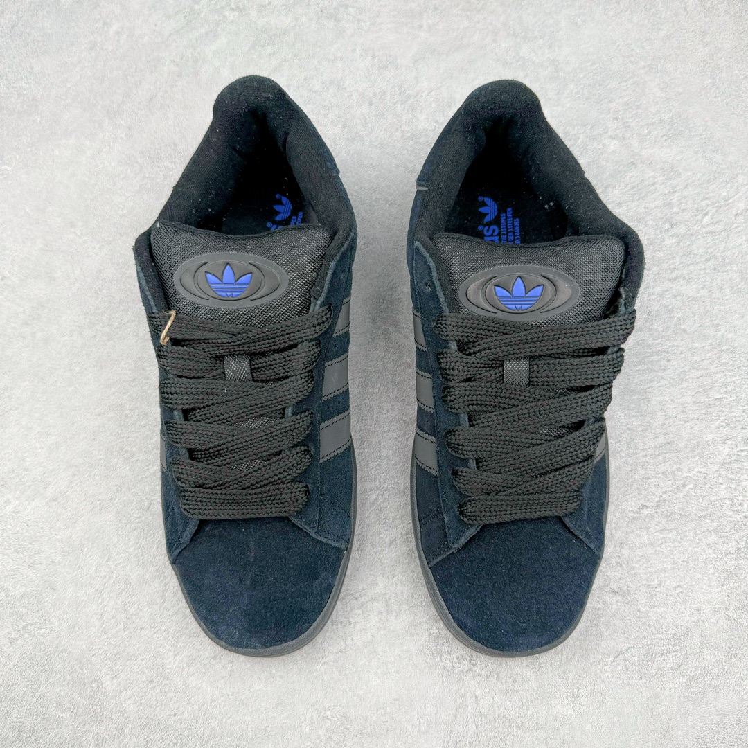 图片[2]-＃C版纯原 AD Originals Campus 00s 学院系列面包风经典复古低帮百搭休闲运动板鞋 ID2064 原鞋开发 正确版型 市面唯一全鞋采用原厂头层SD皮料 正确宽版鞋盒 清洁度完美 诠释最高工艺 这次 Originals 选择了以经典复古鞋型 Campus 为蓝本打造全新面包鞋 这款鞋型联名不断 冠希当年对它更是钟爱有加 论牌面丝毫不输贝壳头、Forum 等大热鞋型 这次 Campus 一改 80 年代的瘦长造型 鞋舌、鞋身、鞋底甚至细节都变大了 营造出千禧年前后流行的面包鞋宽大廓形 因此鞋名改为 Campus 00s 鞋身采用绒面皮料搭配白色常规皮革 质感上还是延续了经典 Campus 的设计 鞋舌填充更加饱满 让鞋款整体看起来更加圆润 搭配上这款浅蓝配色 「蓝胖子」造型真的很可爱 鞋舌还加入了与以往 Campus 不同的全新三叶草 Logo 令造型更具千禧气息 鞋带也采用了加宽的设计 如果你不喜欢 这次还附送了传统鞋带可以替换 鞋底采用了米黄做旧设计 凸显鞋款的复古年代感 除了清新可人的浅蓝配色 还有一款酷灰配色 造型更加硬朗复古 而且相比浅蓝配色更加耐脏 尺码：36 36⅔ 37⅓ 38 38⅔ 39⅓ 40 40⅔ 41⅓ 42 42⅔ 43⅓ 44 44 ⅓ 45-选品中心