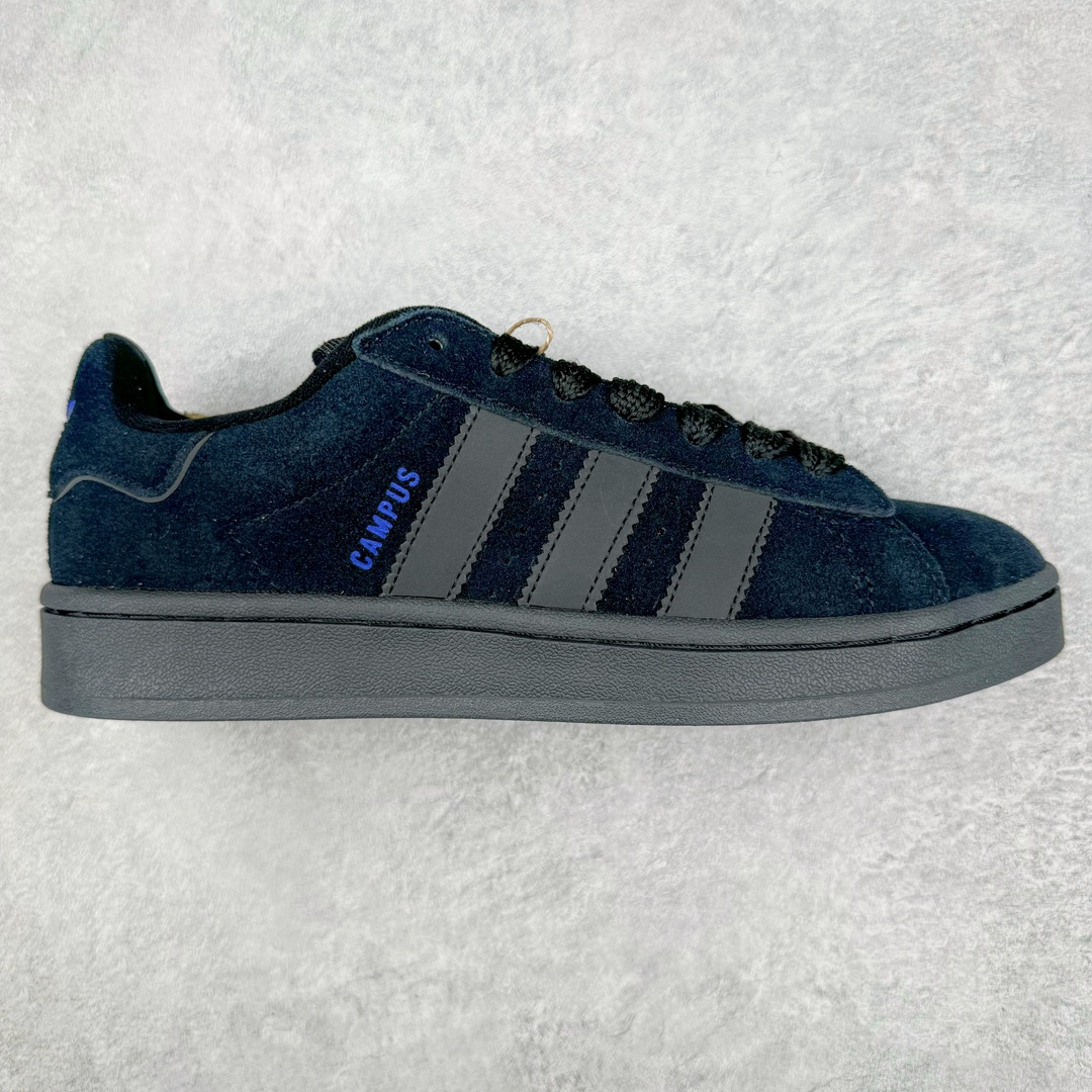 ＃C版纯原 AD Originals Campus 00s 学院系列面包风经典复古低帮百搭休闲运动板鞋 ID2064 原鞋开发 正确版型 市面唯一全鞋采用原厂头层SD皮料 正确宽版鞋盒 清洁度完美 诠释最高工艺 这次 Originals 选择了以经典复古鞋型 Campus 为蓝本打造全新面包鞋 这款鞋型联名不断 冠希当年对它更是钟爱有加 论牌面丝毫不输贝壳头、Forum 等大热鞋型 这次 Campus 一改 80 年代的瘦长造型 鞋舌、鞋身、鞋底甚至细节都变大了 营造出千禧年前后流行的面包鞋宽大廓形 因此鞋名改为 Campus 00s 鞋身采用绒面皮料搭配白色常规皮革 质感上还是延续了经典 Campus 的设计 鞋舌填充更加饱满 让鞋款整体看起来更加圆润 搭配上这款浅蓝配色 「蓝胖子」造型真的很可爱 鞋舌还加入了与以往 Campus 不同的全新三叶草 Logo 令造型更具千禧气息 鞋带也采用了加宽的设计 如果你不喜欢 这次还附送了传统鞋带可以替换 鞋底采用了米黄做旧设计 凸显鞋款的复古年代感 除了清新可人的浅蓝配色 还有一款酷灰配色 造型更加硬朗复古 而且相比浅蓝配色更加耐脏 尺码：36 36⅔ 37⅓ 38 38⅔ 39⅓ 40 40⅔ 41⅓ 42 42⅔ 43⅓ 44 44 ⅓ 45-选品中心