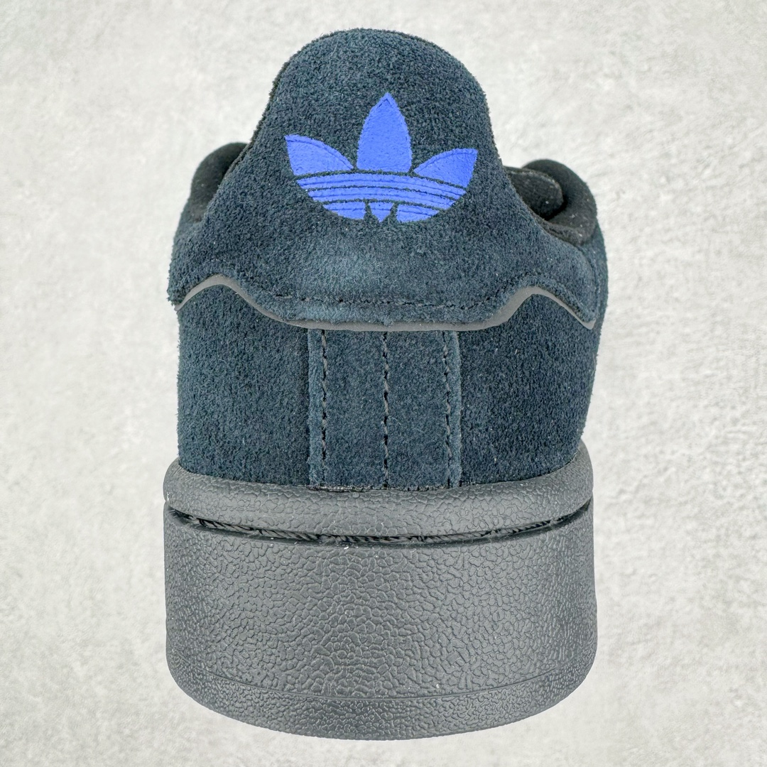 图片[8]-＃C版纯原 AD Originals Campus 00s 学院系列面包风经典复古低帮百搭休闲运动板鞋 ID2064 原鞋开发 正确版型 市面唯一全鞋采用原厂头层SD皮料 正确宽版鞋盒 清洁度完美 诠释最高工艺 这次 Originals 选择了以经典复古鞋型 Campus 为蓝本打造全新面包鞋 这款鞋型联名不断 冠希当年对它更是钟爱有加 论牌面丝毫不输贝壳头、Forum 等大热鞋型 这次 Campus 一改 80 年代的瘦长造型 鞋舌、鞋身、鞋底甚至细节都变大了 营造出千禧年前后流行的面包鞋宽大廓形 因此鞋名改为 Campus 00s 鞋身采用绒面皮料搭配白色常规皮革 质感上还是延续了经典 Campus 的设计 鞋舌填充更加饱满 让鞋款整体看起来更加圆润 搭配上这款浅蓝配色 「蓝胖子」造型真的很可爱 鞋舌还加入了与以往 Campus 不同的全新三叶草 Logo 令造型更具千禧气息 鞋带也采用了加宽的设计 如果你不喜欢 这次还附送了传统鞋带可以替换 鞋底采用了米黄做旧设计 凸显鞋款的复古年代感 除了清新可人的浅蓝配色 还有一款酷灰配色 造型更加硬朗复古 而且相比浅蓝配色更加耐脏 尺码：36 36⅔ 37⅓ 38 38⅔ 39⅓ 40 40⅔ 41⅓ 42 42⅔ 43⅓ 44 44 ⅓ 45-选品中心