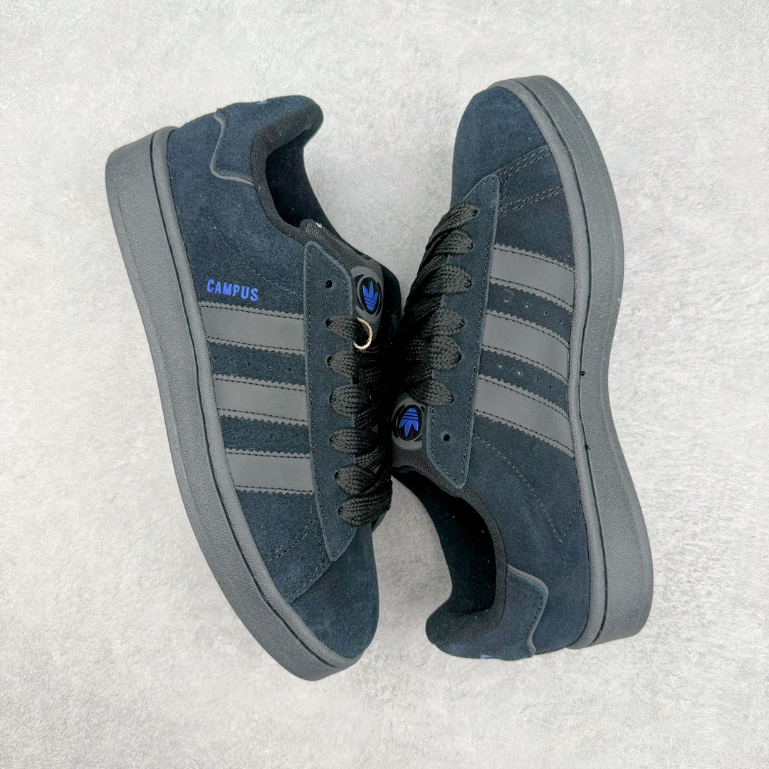 图片[3]-＃C版纯原 AD Originals Campus 00s 学院系列面包风经典复古低帮百搭休闲运动板鞋 ID2064 原鞋开发 正确版型 市面唯一全鞋采用原厂头层SD皮料 正确宽版鞋盒 清洁度完美 诠释最高工艺 这次 Originals 选择了以经典复古鞋型 Campus 为蓝本打造全新面包鞋 这款鞋型联名不断 冠希当年对它更是钟爱有加 论牌面丝毫不输贝壳头、Forum 等大热鞋型 这次 Campus 一改 80 年代的瘦长造型 鞋舌、鞋身、鞋底甚至细节都变大了 营造出千禧年前后流行的面包鞋宽大廓形 因此鞋名改为 Campus 00s 鞋身采用绒面皮料搭配白色常规皮革 质感上还是延续了经典 Campus 的设计 鞋舌填充更加饱满 让鞋款整体看起来更加圆润 搭配上这款浅蓝配色 「蓝胖子」造型真的很可爱 鞋舌还加入了与以往 Campus 不同的全新三叶草 Logo 令造型更具千禧气息 鞋带也采用了加宽的设计 如果你不喜欢 这次还附送了传统鞋带可以替换 鞋底采用了米黄做旧设计 凸显鞋款的复古年代感 除了清新可人的浅蓝配色 还有一款酷灰配色 造型更加硬朗复古 而且相比浅蓝配色更加耐脏 尺码：36 36⅔ 37⅓ 38 38⅔ 39⅓ 40 40⅔ 41⅓ 42 42⅔ 43⅓ 44 44 ⅓ 45-选品中心