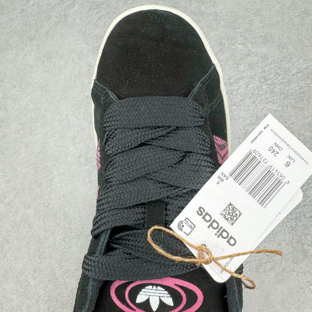 图片[4]-＃C版纯原 AD Originals Campus 00s 学院系列面包风经典复古低帮百搭休闲运动板鞋 IG2389 原鞋开发 正确版型 市面唯一全鞋采用原厂头层SD皮料 正确宽版鞋盒 清洁度完美 诠释最高工艺 这次 Originals 选择了以经典复古鞋型 Campus 为蓝本打造全新面包鞋 这款鞋型联名不断 冠希当年对它更是钟爱有加 论牌面丝毫不输贝壳头、Forum 等大热鞋型 这次 Campus 一改 80 年代的瘦长造型 鞋舌、鞋身、鞋底甚至细节都变大了 营造出千禧年前后流行的面包鞋宽大廓形 因此鞋名改为 Campus 00s 鞋身采用绒面皮料搭配白色常规皮革 质感上还是延续了经典 Campus 的设计 鞋舌填充更加饱满 让鞋款整体看起来更加圆润 搭配上这款浅蓝配色 「蓝胖子」造型真的很可爱 鞋舌还加入了与以往 Campus 不同的全新三叶草 Logo 令造型更具千禧气息 鞋带也采用了加宽的设计 如果你不喜欢 这次还附送了传统鞋带可以替换 鞋底采用了米黄做旧设计 凸显鞋款的复古年代感 除了清新可人的浅蓝配色 还有一款酷灰配色 造型更加硬朗复古 而且相比浅蓝配色更加耐脏 尺码：36 36⅔ 37⅓ 38 38⅔ 39⅓ 40 40⅔ 41⅓ 42 42⅔ 43⅓ 44 44 ⅓ 45-选品中心