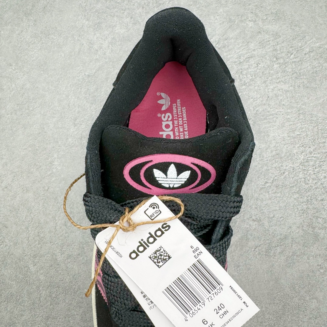 图片[5]-＃C版纯原 AD Originals Campus 00s 学院系列面包风经典复古低帮百搭休闲运动板鞋 IG2389 原鞋开发 正确版型 市面唯一全鞋采用原厂头层SD皮料 正确宽版鞋盒 清洁度完美 诠释最高工艺 这次 Originals 选择了以经典复古鞋型 Campus 为蓝本打造全新面包鞋 这款鞋型联名不断 冠希当年对它更是钟爱有加 论牌面丝毫不输贝壳头、Forum 等大热鞋型 这次 Campus 一改 80 年代的瘦长造型 鞋舌、鞋身、鞋底甚至细节都变大了 营造出千禧年前后流行的面包鞋宽大廓形 因此鞋名改为 Campus 00s 鞋身采用绒面皮料搭配白色常规皮革 质感上还是延续了经典 Campus 的设计 鞋舌填充更加饱满 让鞋款整体看起来更加圆润 搭配上这款浅蓝配色 「蓝胖子」造型真的很可爱 鞋舌还加入了与以往 Campus 不同的全新三叶草 Logo 令造型更具千禧气息 鞋带也采用了加宽的设计 如果你不喜欢 这次还附送了传统鞋带可以替换 鞋底采用了米黄做旧设计 凸显鞋款的复古年代感 除了清新可人的浅蓝配色 还有一款酷灰配色 造型更加硬朗复古 而且相比浅蓝配色更加耐脏 尺码：36 36⅔ 37⅓ 38 38⅔ 39⅓ 40 40⅔ 41⅓ 42 42⅔ 43⅓ 44 44 ⅓ 45-选品中心