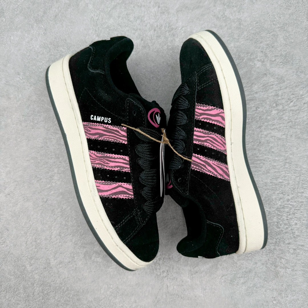 图片[3]-＃C版纯原 AD Originals Campus 00s 学院系列面包风经典复古低帮百搭休闲运动板鞋 IG2389 原鞋开发 正确版型 市面唯一全鞋采用原厂头层SD皮料 正确宽版鞋盒 清洁度完美 诠释最高工艺 这次 Originals 选择了以经典复古鞋型 Campus 为蓝本打造全新面包鞋 这款鞋型联名不断 冠希当年对它更是钟爱有加 论牌面丝毫不输贝壳头、Forum 等大热鞋型 这次 Campus 一改 80 年代的瘦长造型 鞋舌、鞋身、鞋底甚至细节都变大了 营造出千禧年前后流行的面包鞋宽大廓形 因此鞋名改为 Campus 00s 鞋身采用绒面皮料搭配白色常规皮革 质感上还是延续了经典 Campus 的设计 鞋舌填充更加饱满 让鞋款整体看起来更加圆润 搭配上这款浅蓝配色 「蓝胖子」造型真的很可爱 鞋舌还加入了与以往 Campus 不同的全新三叶草 Logo 令造型更具千禧气息 鞋带也采用了加宽的设计 如果你不喜欢 这次还附送了传统鞋带可以替换 鞋底采用了米黄做旧设计 凸显鞋款的复古年代感 除了清新可人的浅蓝配色 还有一款酷灰配色 造型更加硬朗复古 而且相比浅蓝配色更加耐脏 尺码：36 36⅔ 37⅓ 38 38⅔ 39⅓ 40 40⅔ 41⅓ 42 42⅔ 43⅓ 44 44 ⅓ 45-选品中心