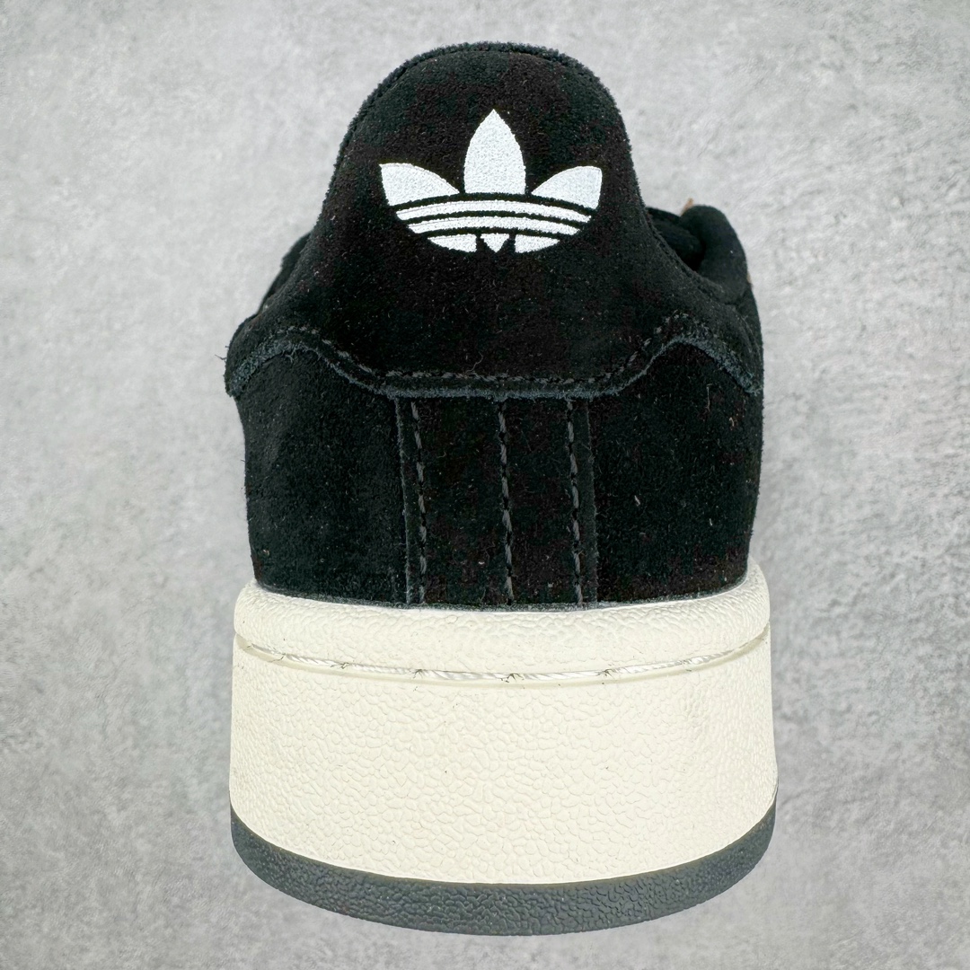 图片[8]-＃C版纯原 AD Originals Campus 00s 学院系列面包风经典复古低帮百搭休闲运动板鞋 IG2389 原鞋开发 正确版型 市面唯一全鞋采用原厂头层SD皮料 正确宽版鞋盒 清洁度完美 诠释最高工艺 这次 Originals 选择了以经典复古鞋型 Campus 为蓝本打造全新面包鞋 这款鞋型联名不断 冠希当年对它更是钟爱有加 论牌面丝毫不输贝壳头、Forum 等大热鞋型 这次 Campus 一改 80 年代的瘦长造型 鞋舌、鞋身、鞋底甚至细节都变大了 营造出千禧年前后流行的面包鞋宽大廓形 因此鞋名改为 Campus 00s 鞋身采用绒面皮料搭配白色常规皮革 质感上还是延续了经典 Campus 的设计 鞋舌填充更加饱满 让鞋款整体看起来更加圆润 搭配上这款浅蓝配色 「蓝胖子」造型真的很可爱 鞋舌还加入了与以往 Campus 不同的全新三叶草 Logo 令造型更具千禧气息 鞋带也采用了加宽的设计 如果你不喜欢 这次还附送了传统鞋带可以替换 鞋底采用了米黄做旧设计 凸显鞋款的复古年代感 除了清新可人的浅蓝配色 还有一款酷灰配色 造型更加硬朗复古 而且相比浅蓝配色更加耐脏 尺码：36 36⅔ 37⅓ 38 38⅔ 39⅓ 40 40⅔ 41⅓ 42 42⅔ 43⅓ 44 44 ⅓ 45-选品中心