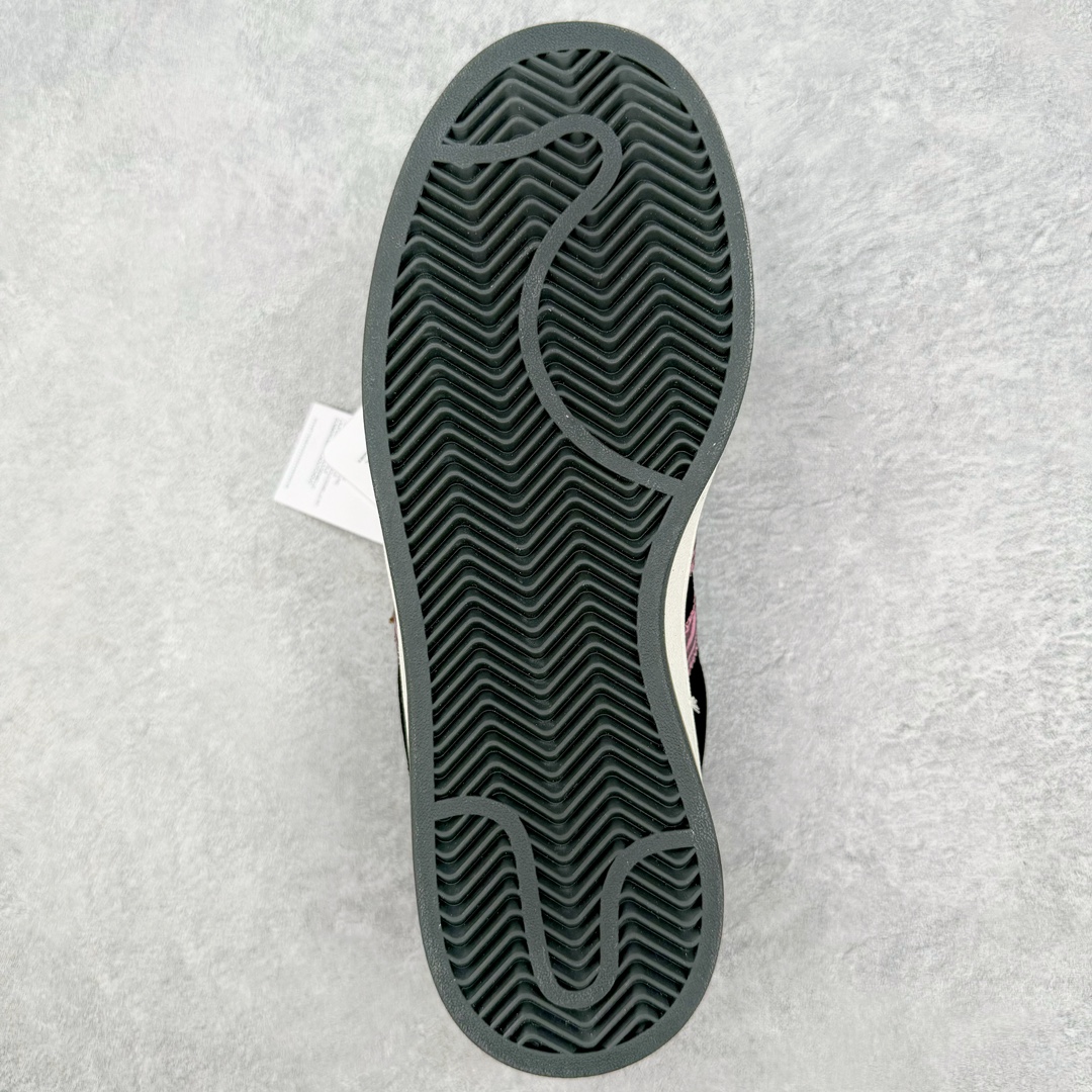 图片[9]-＃C版纯原 AD Originals Campus 00s 学院系列面包风经典复古低帮百搭休闲运动板鞋 IG2389 原鞋开发 正确版型 市面唯一全鞋采用原厂头层SD皮料 正确宽版鞋盒 清洁度完美 诠释最高工艺 这次 Originals 选择了以经典复古鞋型 Campus 为蓝本打造全新面包鞋 这款鞋型联名不断 冠希当年对它更是钟爱有加 论牌面丝毫不输贝壳头、Forum 等大热鞋型 这次 Campus 一改 80 年代的瘦长造型 鞋舌、鞋身、鞋底甚至细节都变大了 营造出千禧年前后流行的面包鞋宽大廓形 因此鞋名改为 Campus 00s 鞋身采用绒面皮料搭配白色常规皮革 质感上还是延续了经典 Campus 的设计 鞋舌填充更加饱满 让鞋款整体看起来更加圆润 搭配上这款浅蓝配色 「蓝胖子」造型真的很可爱 鞋舌还加入了与以往 Campus 不同的全新三叶草 Logo 令造型更具千禧气息 鞋带也采用了加宽的设计 如果你不喜欢 这次还附送了传统鞋带可以替换 鞋底采用了米黄做旧设计 凸显鞋款的复古年代感 除了清新可人的浅蓝配色 还有一款酷灰配色 造型更加硬朗复古 而且相比浅蓝配色更加耐脏 尺码：36 36⅔ 37⅓ 38 38⅔ 39⅓ 40 40⅔ 41⅓ 42 42⅔ 43⅓ 44 44 ⅓ 45-选品中心