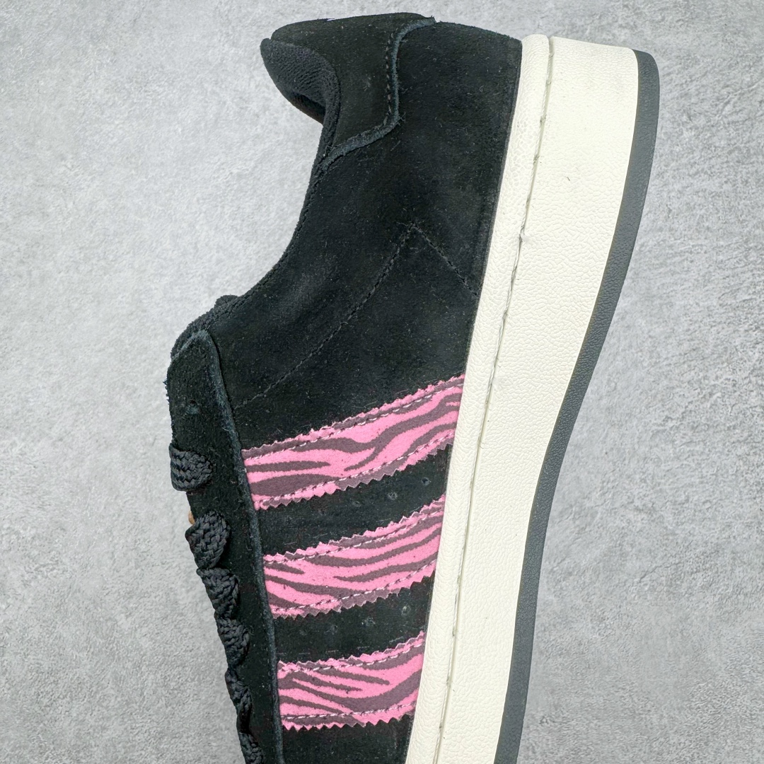 图片[7]-＃C版纯原 AD Originals Campus 00s 学院系列面包风经典复古低帮百搭休闲运动板鞋 IG2389 原鞋开发 正确版型 市面唯一全鞋采用原厂头层SD皮料 正确宽版鞋盒 清洁度完美 诠释最高工艺 这次 Originals 选择了以经典复古鞋型 Campus 为蓝本打造全新面包鞋 这款鞋型联名不断 冠希当年对它更是钟爱有加 论牌面丝毫不输贝壳头、Forum 等大热鞋型 这次 Campus 一改 80 年代的瘦长造型 鞋舌、鞋身、鞋底甚至细节都变大了 营造出千禧年前后流行的面包鞋宽大廓形 因此鞋名改为 Campus 00s 鞋身采用绒面皮料搭配白色常规皮革 质感上还是延续了经典 Campus 的设计 鞋舌填充更加饱满 让鞋款整体看起来更加圆润 搭配上这款浅蓝配色 「蓝胖子」造型真的很可爱 鞋舌还加入了与以往 Campus 不同的全新三叶草 Logo 令造型更具千禧气息 鞋带也采用了加宽的设计 如果你不喜欢 这次还附送了传统鞋带可以替换 鞋底采用了米黄做旧设计 凸显鞋款的复古年代感 除了清新可人的浅蓝配色 还有一款酷灰配色 造型更加硬朗复古 而且相比浅蓝配色更加耐脏 尺码：36 36⅔ 37⅓ 38 38⅔ 39⅓ 40 40⅔ 41⅓ 42 42⅔ 43⅓ 44 44 ⅓ 45-选品中心